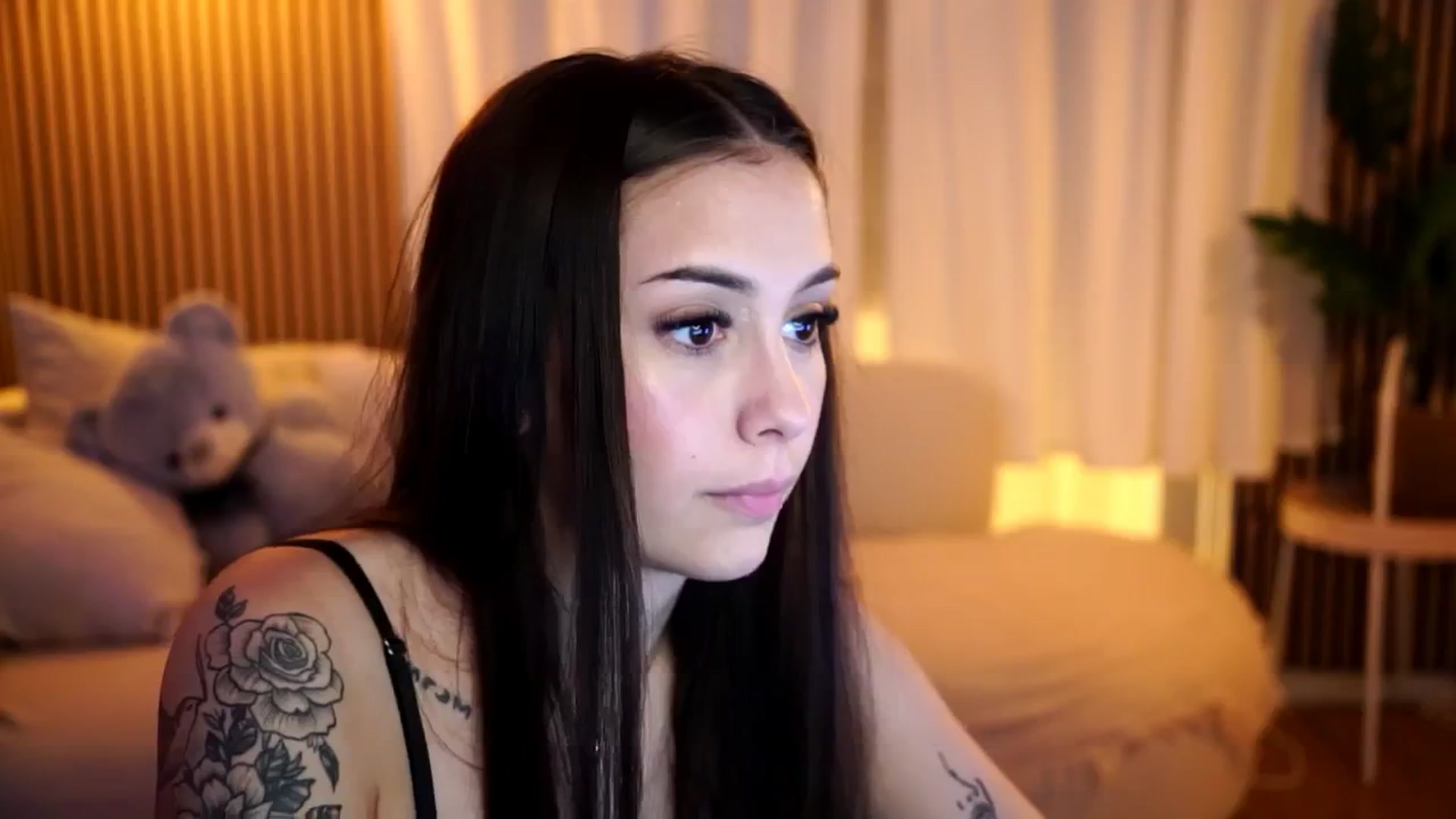 Gallery image thumbnail from Naomii18's myfreecams stream on, 12/19/2024, 20:33 image 15 of 20