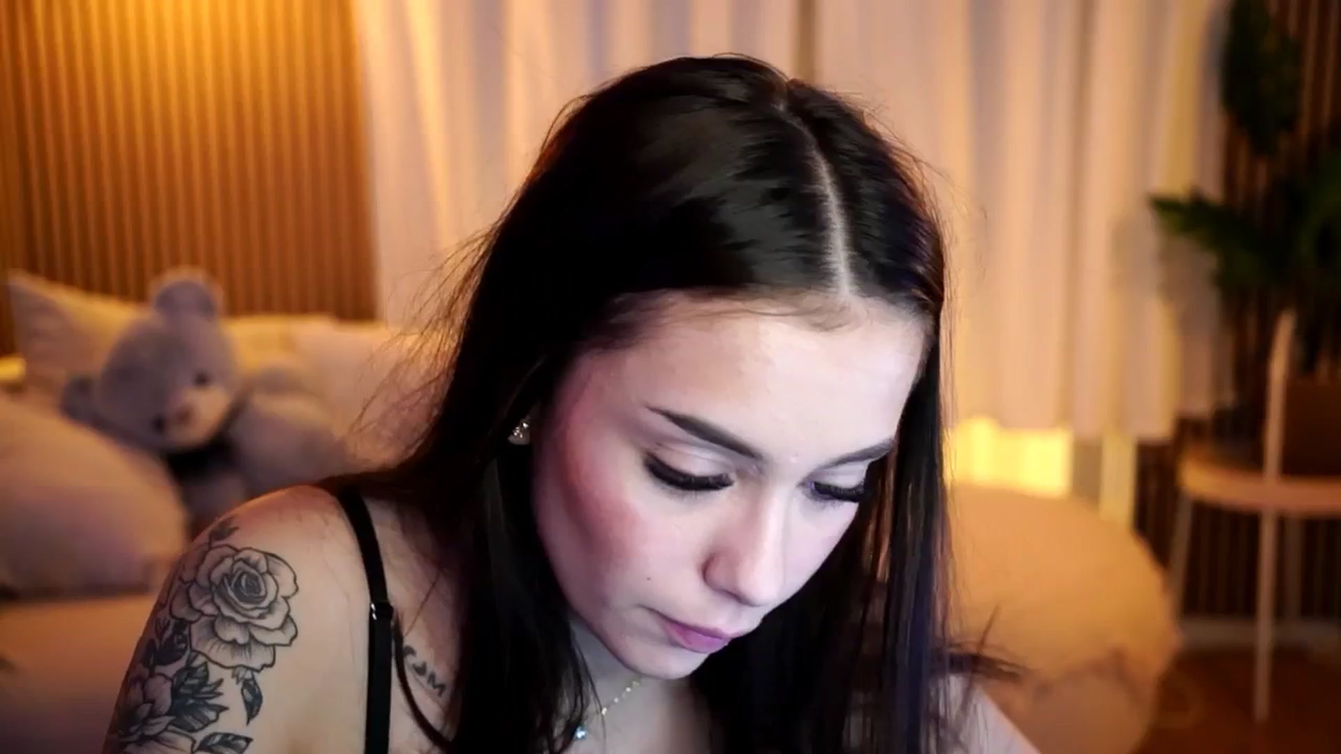 Gallery image thumbnail from Naomii18's myfreecams stream on, 12/19/2024, 20:33 image 14 of 20