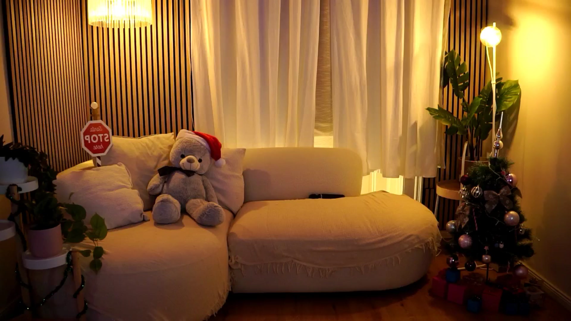 Gallery image thumbnail from Naomii18's myfreecams stream on, 12/21/2024, 15:43 image 12 of 20
