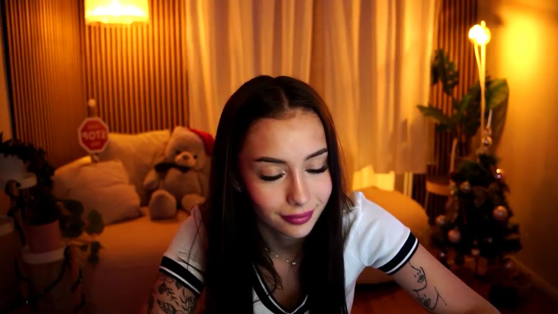 Gallery image thumbnail from Naomii18's myfreecams stream on, 12/21/2024, 15:43 image 13 of 20