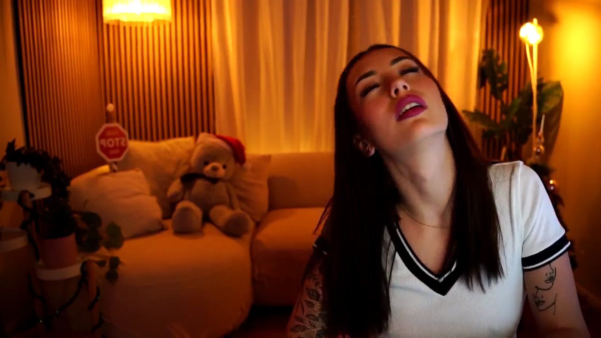 Gallery image thumbnail from Naomii18's myfreecams stream on, 12/21/2024, 15:43 image 6 of 20