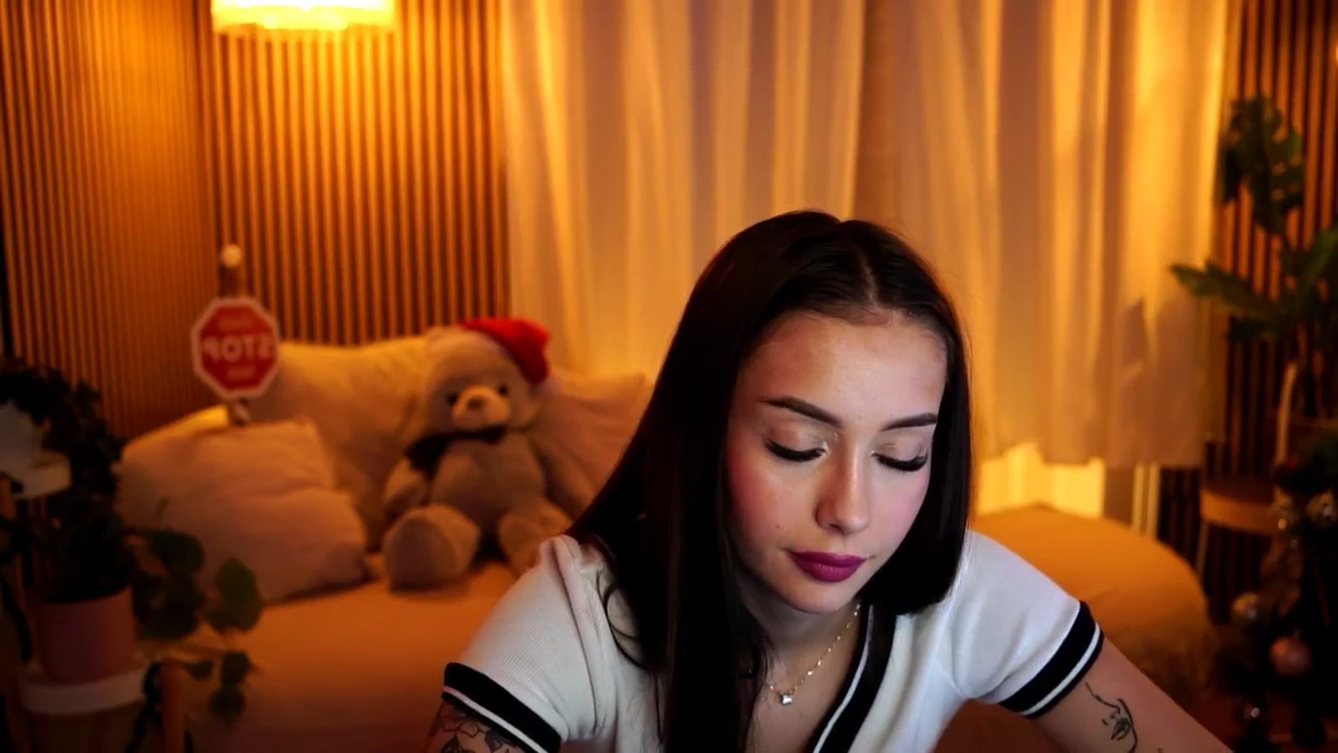 Gallery image thumbnail from Naomii18's myfreecams stream on, 12/21/2024, 15:43 image 2 of 20
