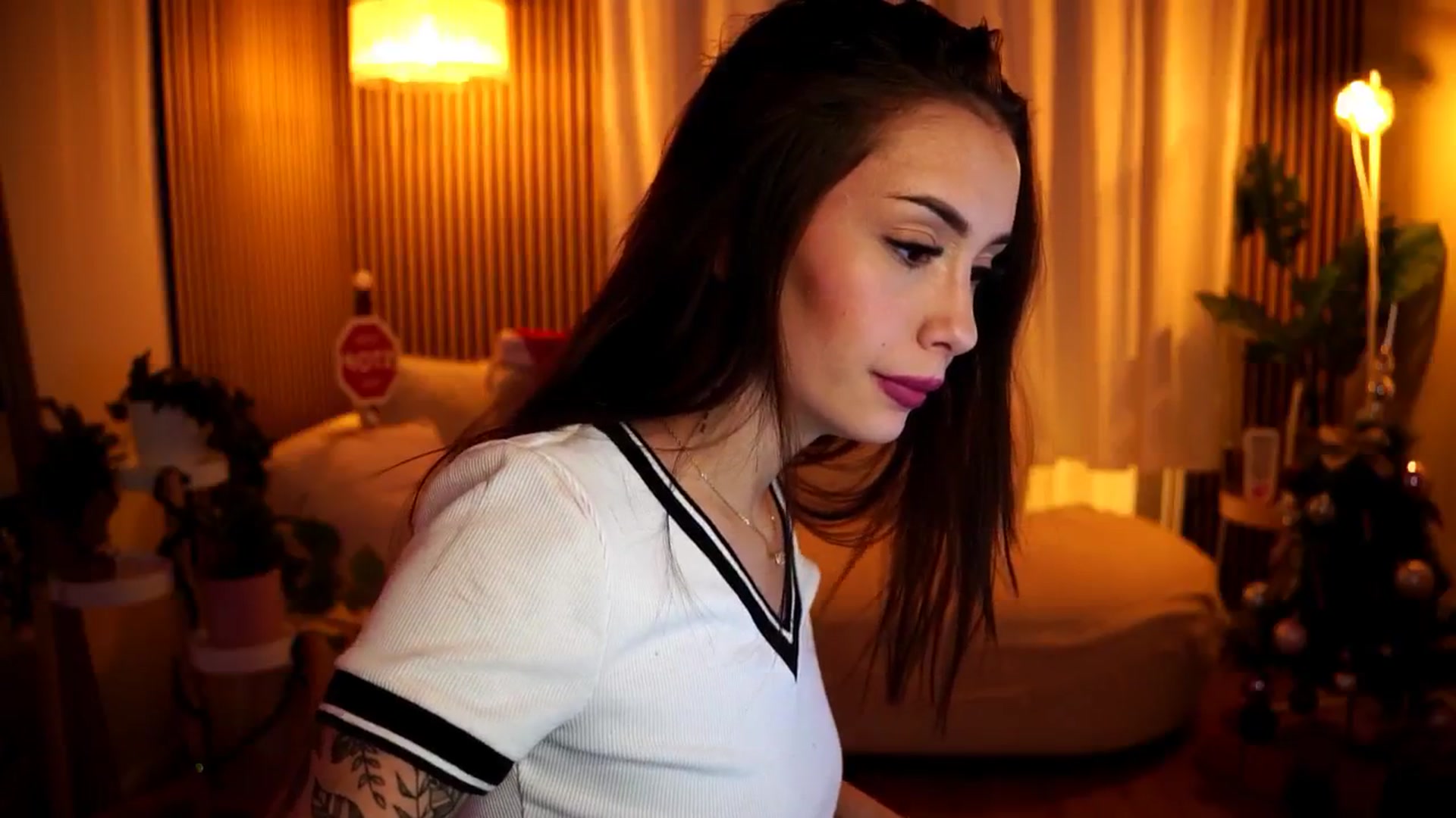 Gallery image thumbnail from Naomii18's myfreecams stream on, 12/21/2024, 19:59 image 20 of 20