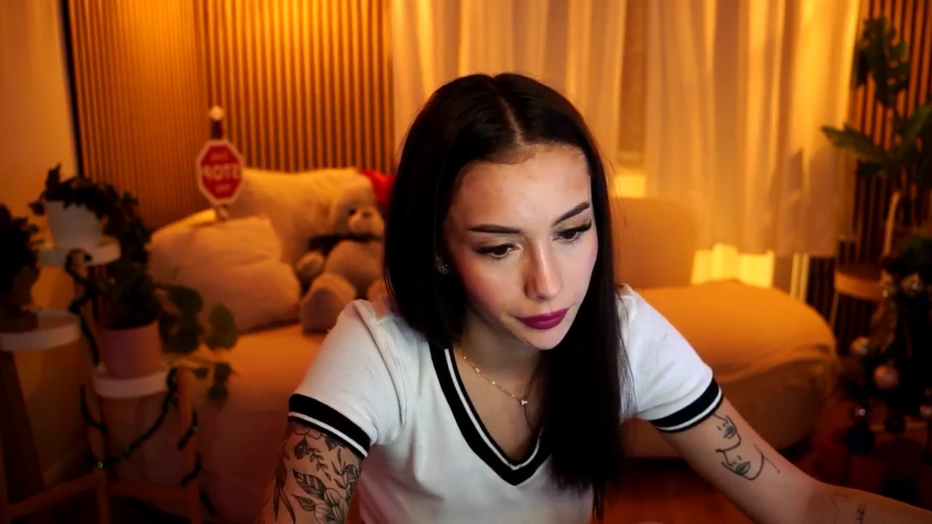 Gallery image thumbnail from Naomii18's myfreecams stream on, 12/21/2024, 19:59 image 2 of 20