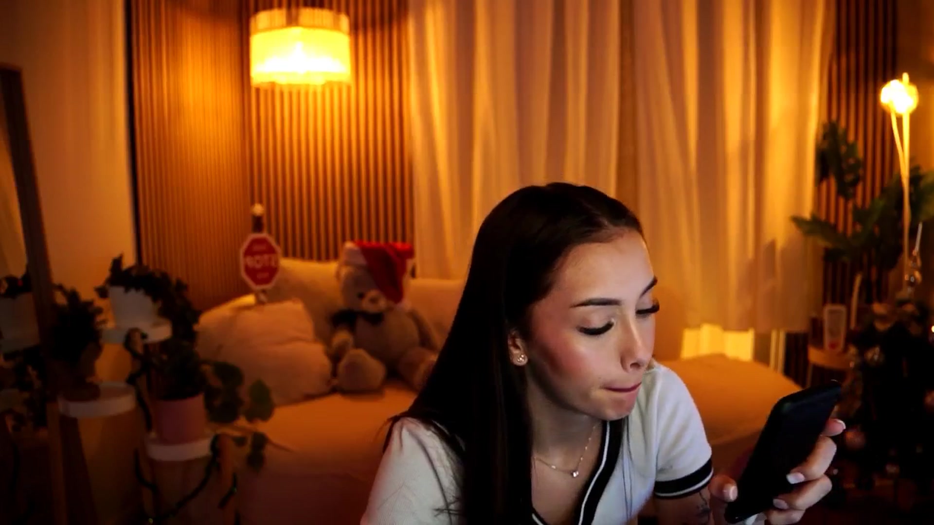 Gallery image thumbnail from Naomii18's myfreecams stream on, 12/21/2024, 19:59 image 17 of 20