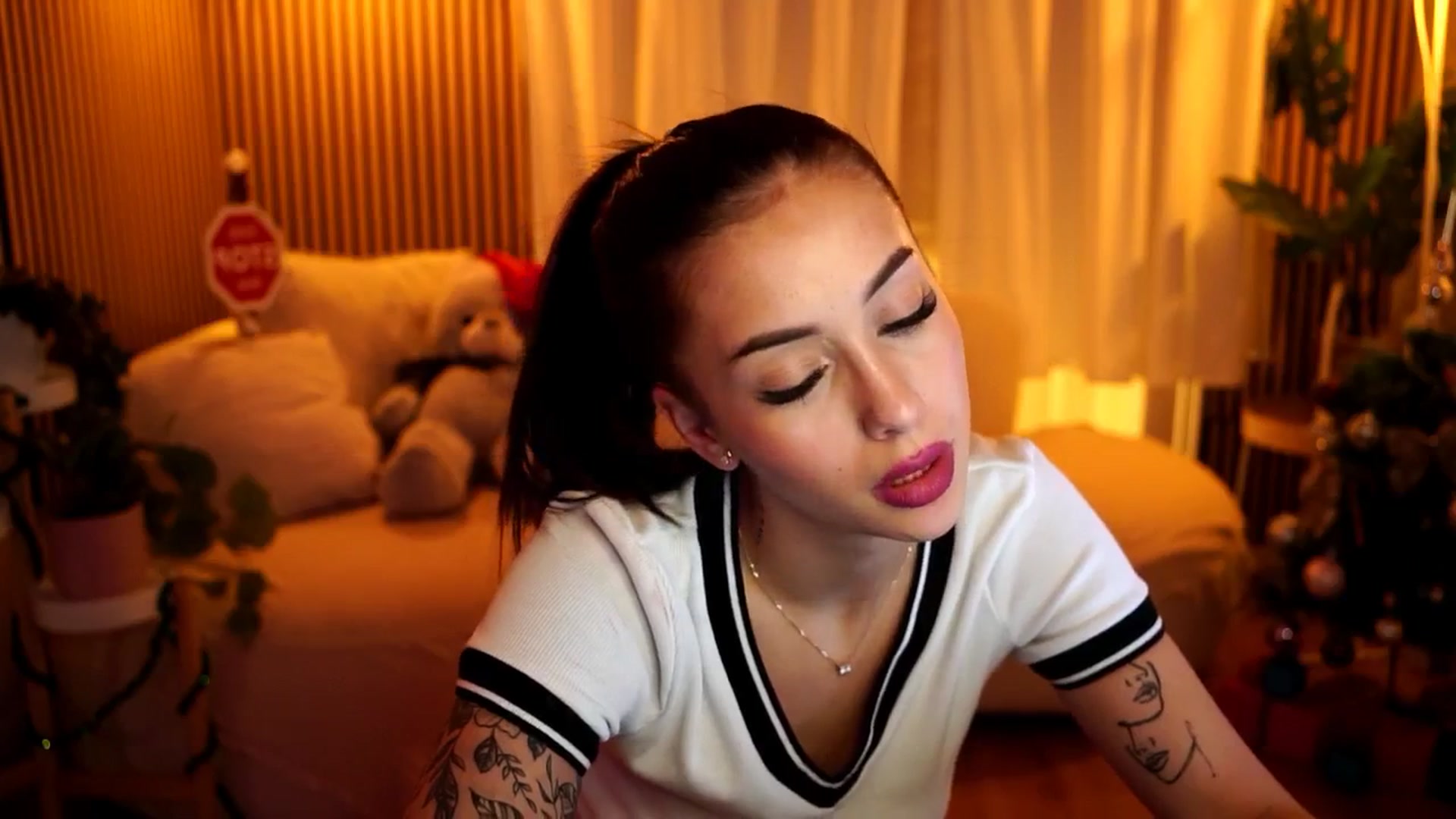 Gallery image thumbnail from Naomii18's myfreecams stream on, 12/21/2024, 19:59 image 9 of 20