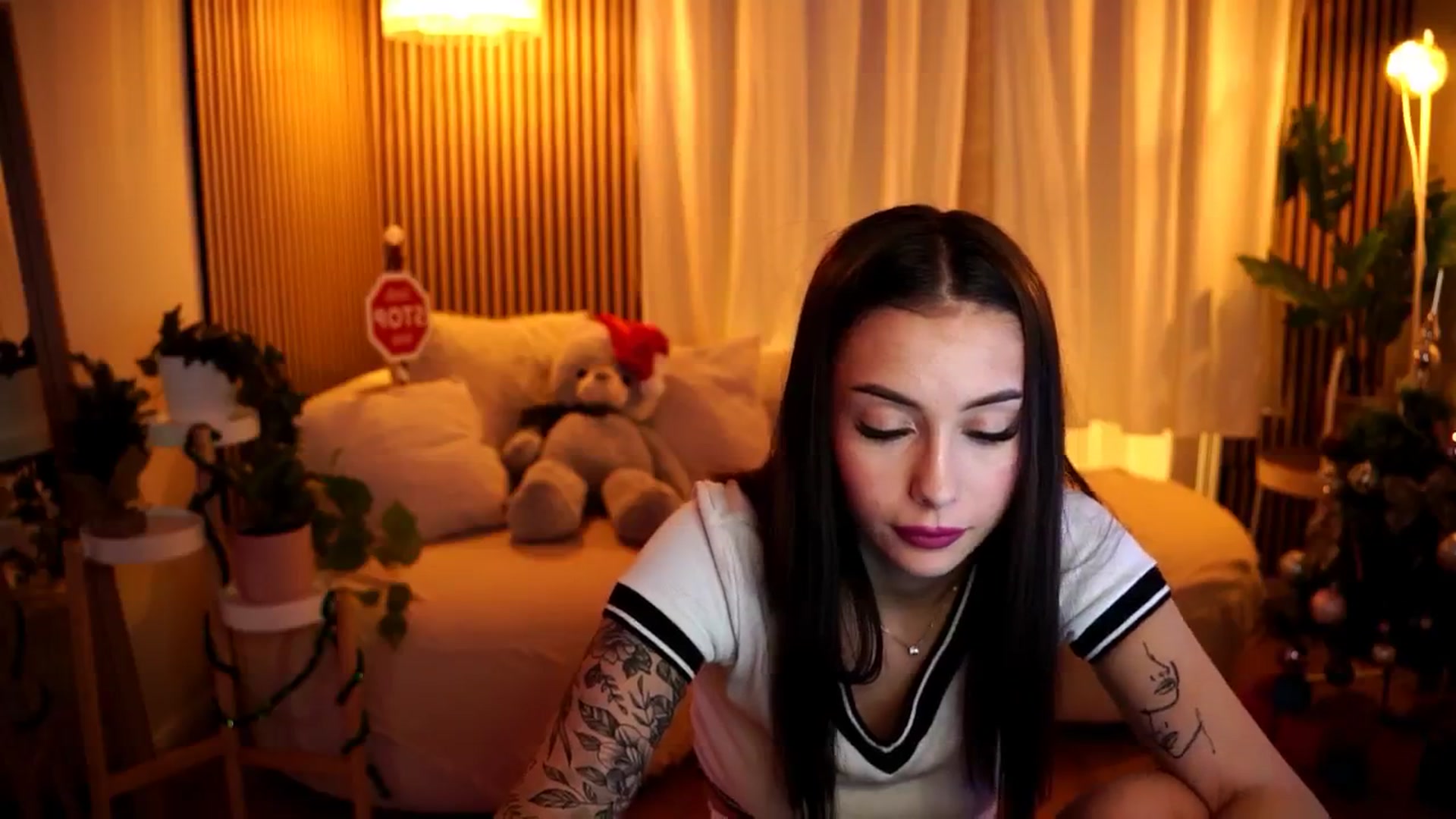 Gallery image thumbnail from Naomii18's myfreecams stream on, 12/21/2024, 19:59 image 5 of 20
