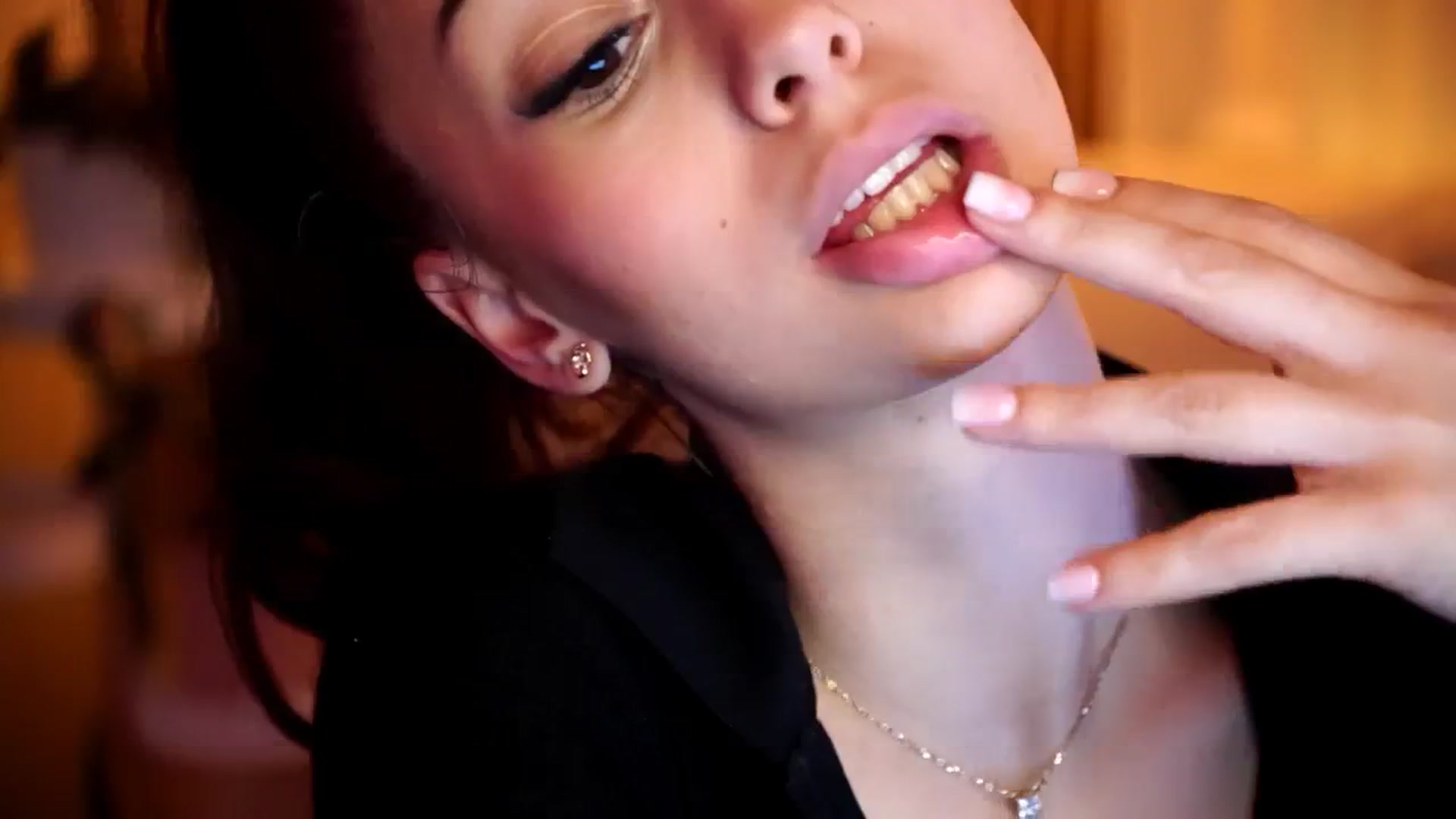 Gallery image thumbnail from Naomii18's myfreecams stream on, 12/23/2024, 24:04 image 4 of 20