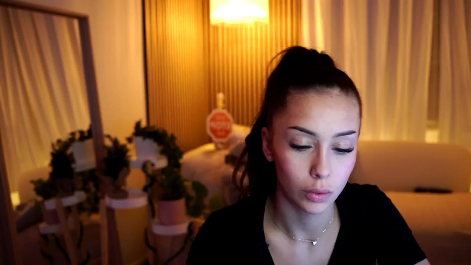 Gallery image thumbnail from Naomii18's myfreecams stream on, 12/23/2024, 24:04 image 15 of 20