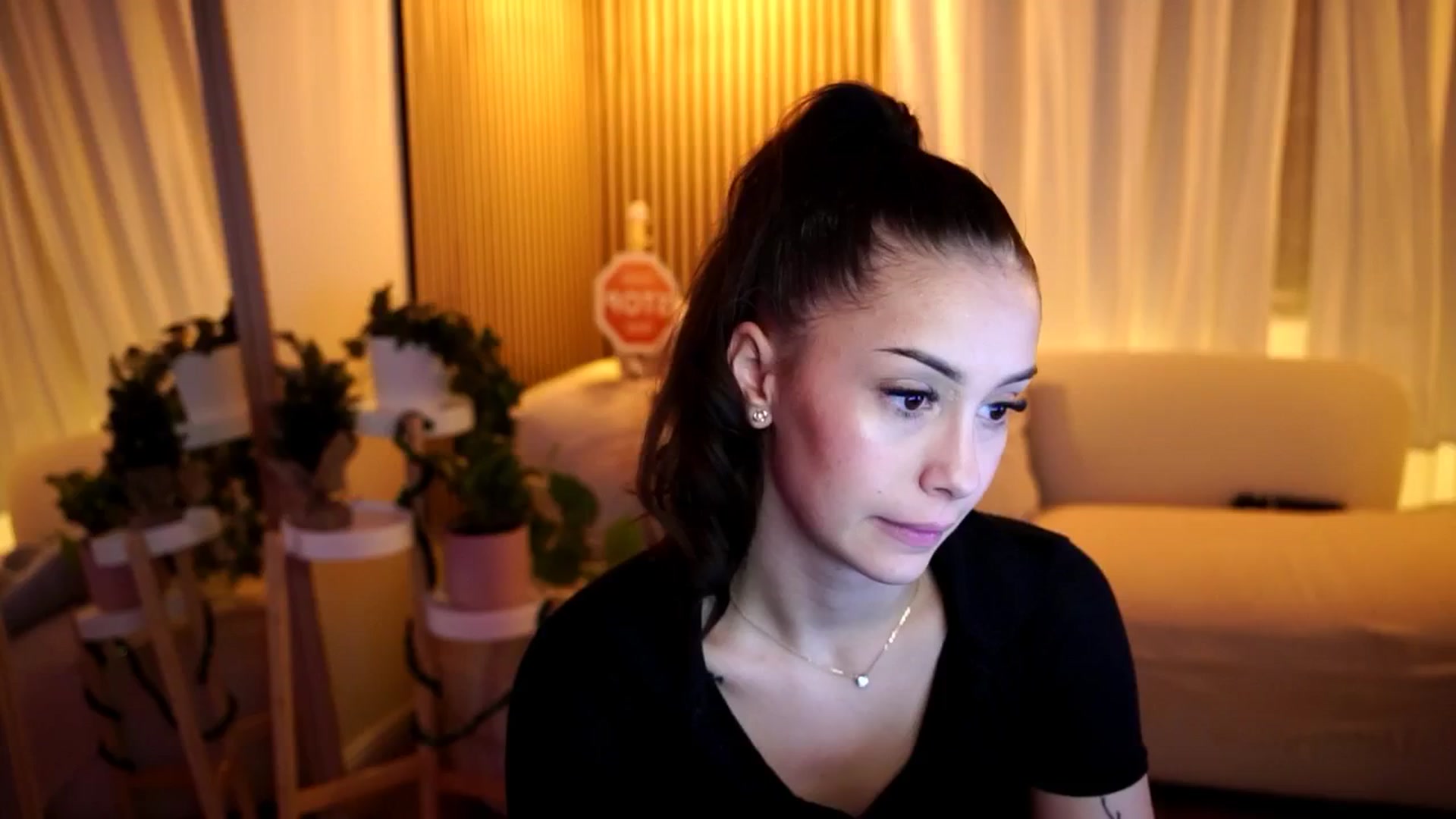 Gallery image thumbnail from Naomii18's myfreecams stream on, 12/23/2024, 24:04 image 16 of 20