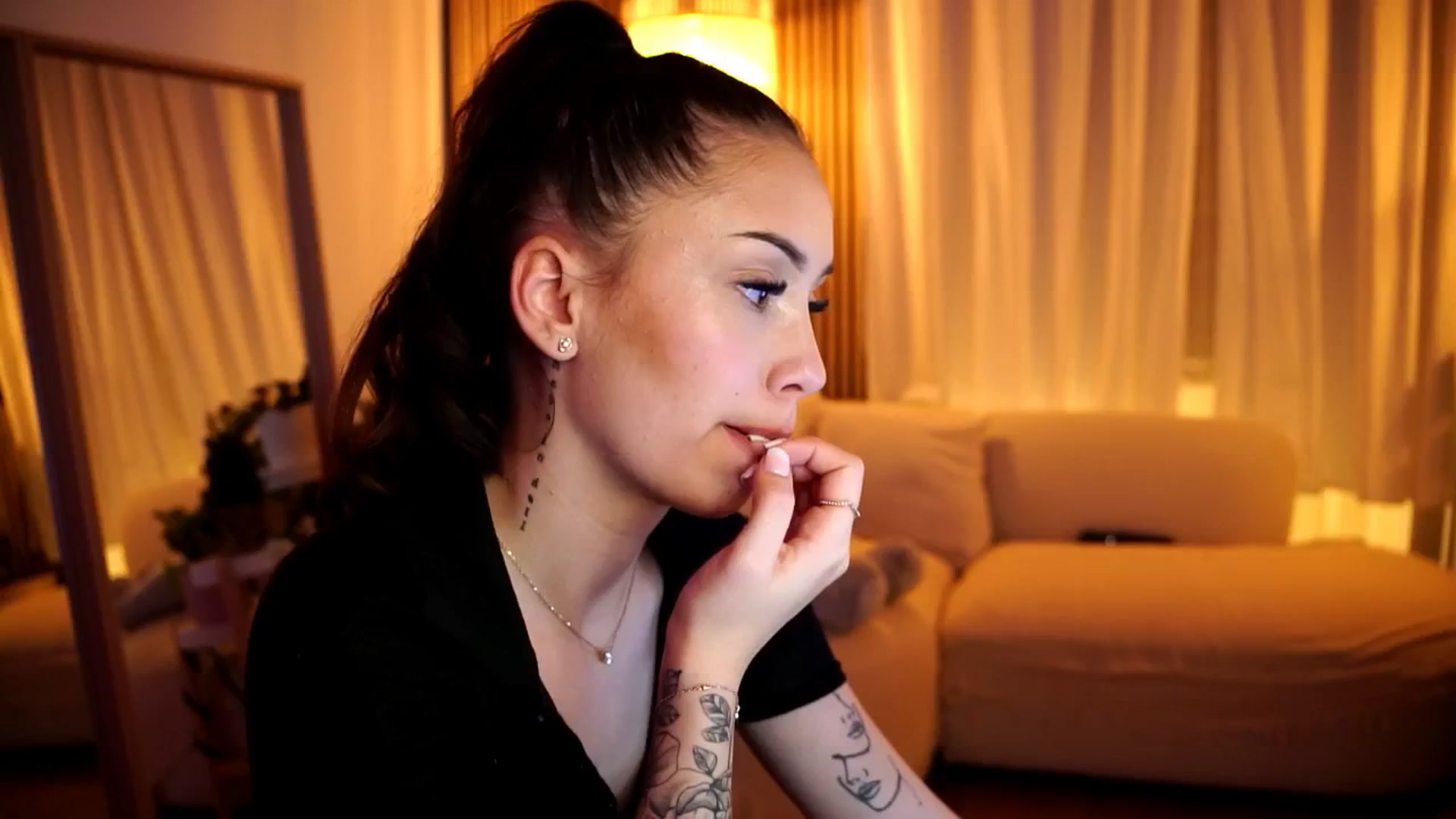 Gallery image thumbnail from Naomii18's myfreecams stream on, 12/23/2024, 24:04 image 8 of 20