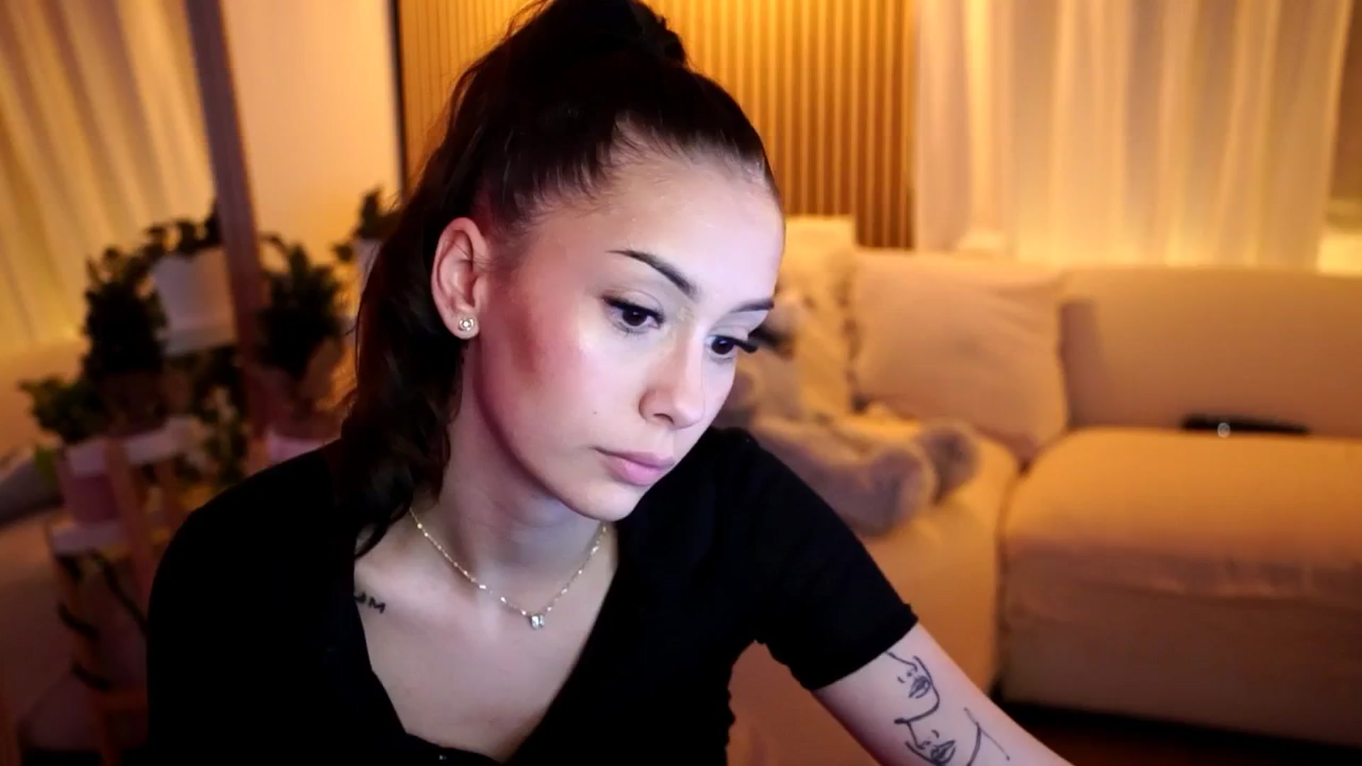 Gallery image thumbnail from Naomii18's myfreecams stream on, 12/23/2024, 24:04 image 6 of 20