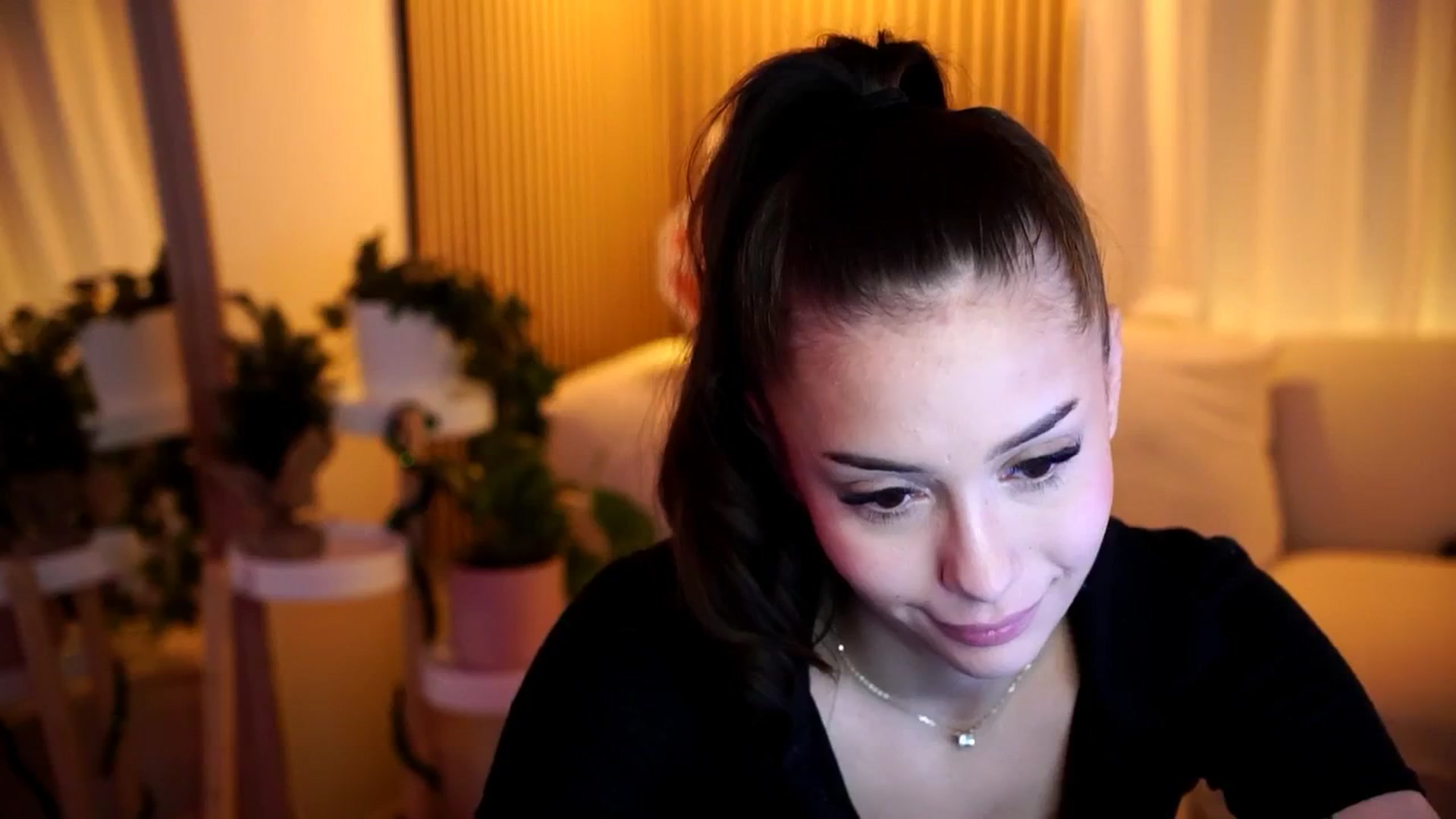 Gallery image thumbnail from Naomii18's myfreecams stream on, 12/23/2024, 24:04 image 10 of 20