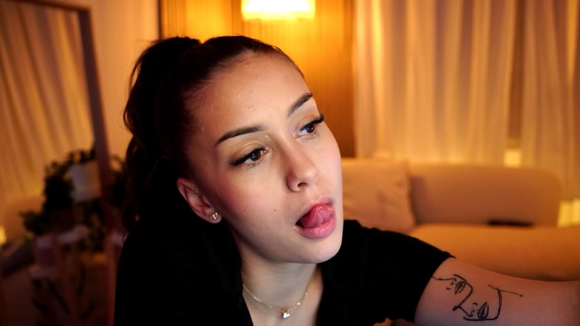 Gallery image thumbnail from Naomii18's myfreecams stream on, 12/23/2024, 24:04 image 18 of 20