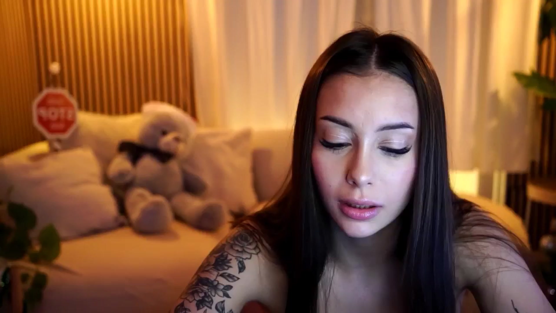 Gallery image thumbnail from Naomii18's myfreecams stream on, 12/23/2024, 15:18 image 1 of 20