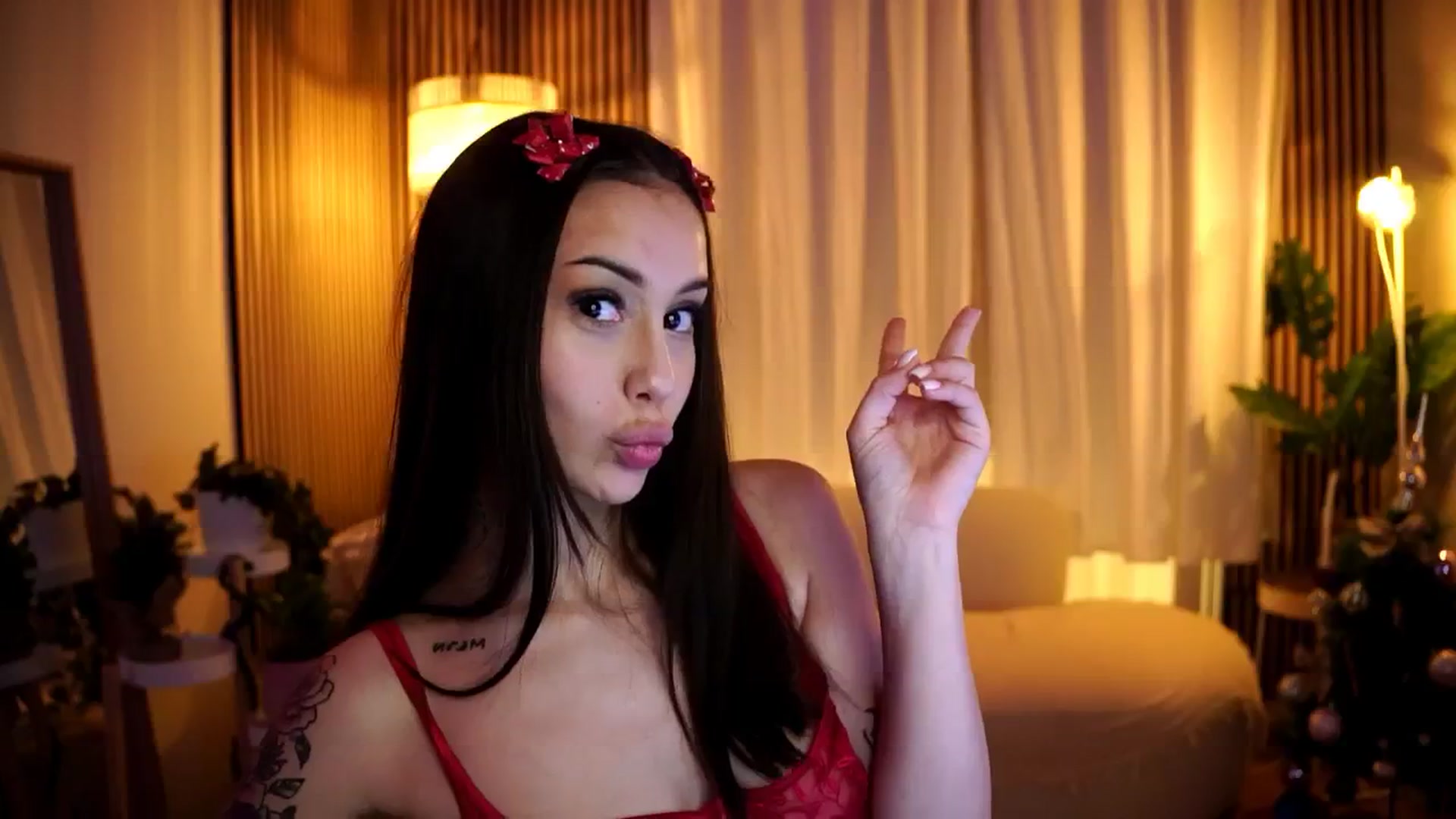 Gallery image thumbnail from Naomii18's myfreecams stream on, 12/23/2024, 18:56 image 14 of 20