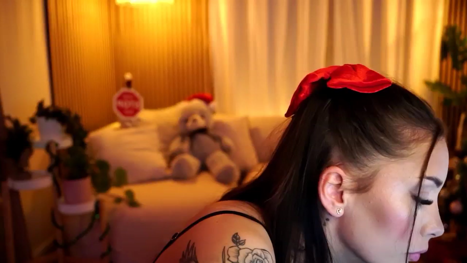 Gallery image thumbnail from Naomii18's myfreecams stream on, 12/24/2024, 15:25 image 14 of 20