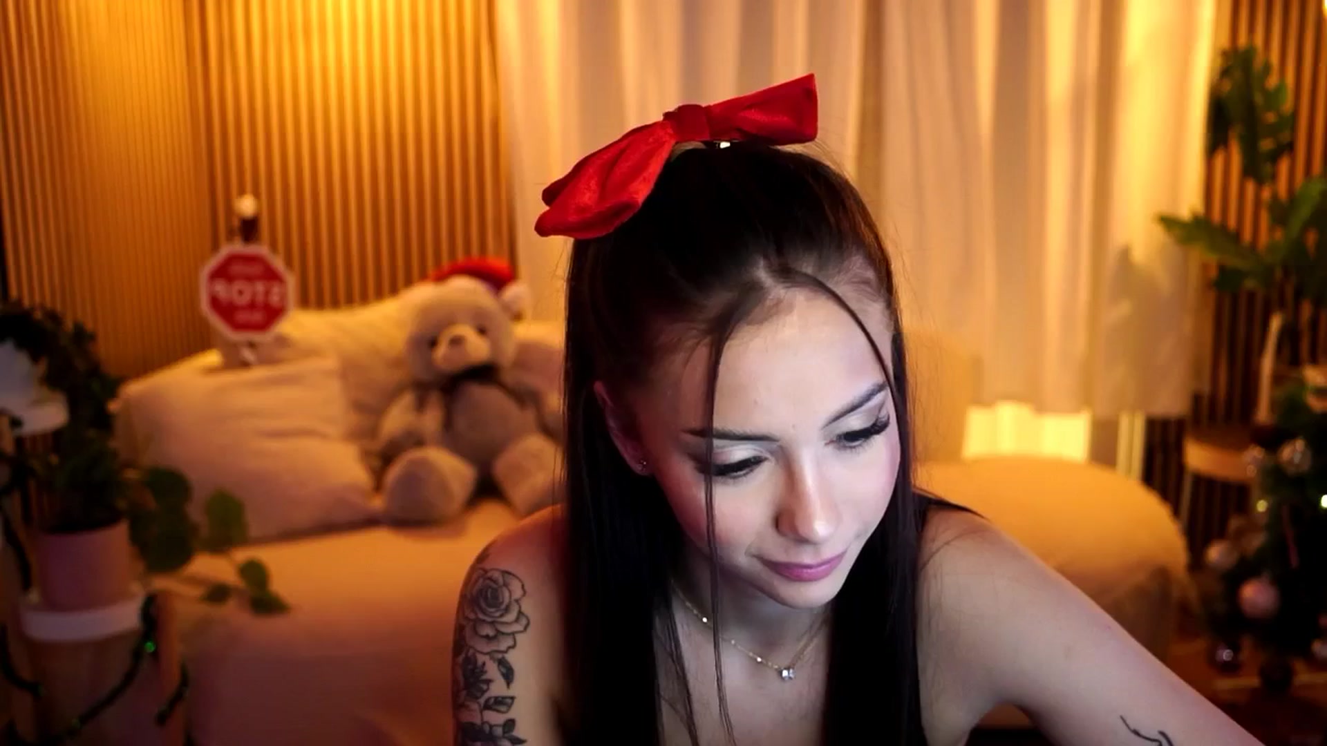 Gallery image thumbnail from Naomii18's myfreecams stream on, 12/24/2024, 15:25 image 11 of 20