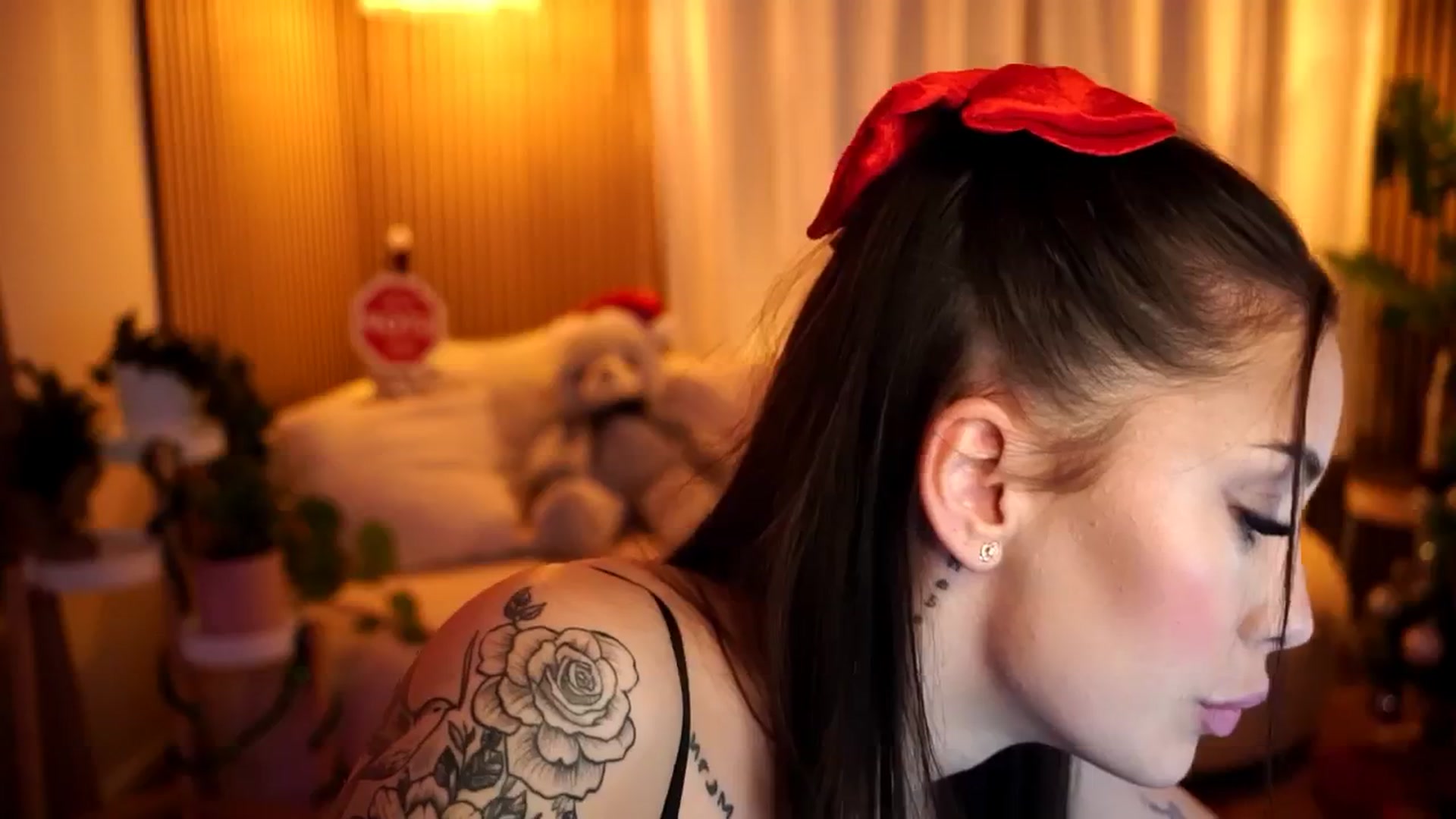Gallery image thumbnail from Naomii18's myfreecams stream on, 12/24/2024, 15:25 image 15 of 20