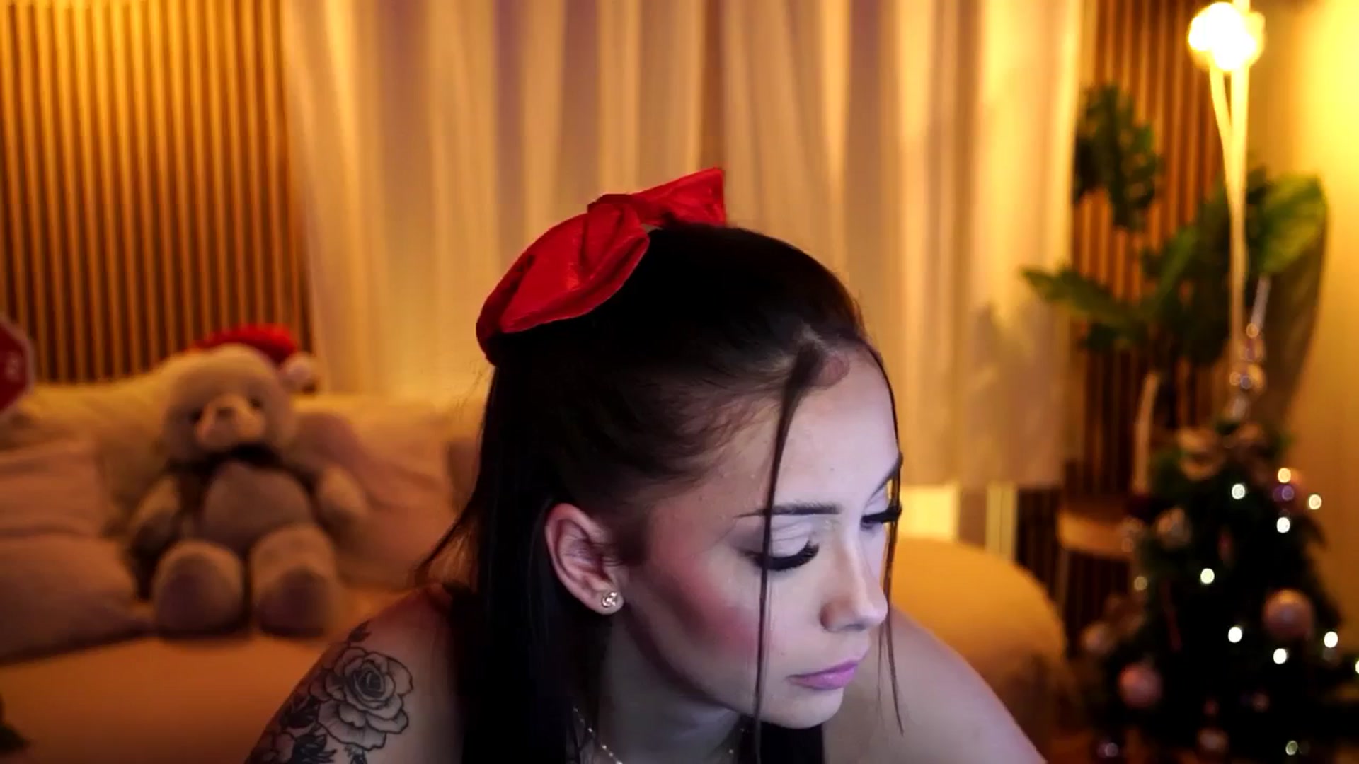 Gallery image thumbnail from Naomii18's myfreecams stream on, 12/24/2024, 17:35 image 13 of 20