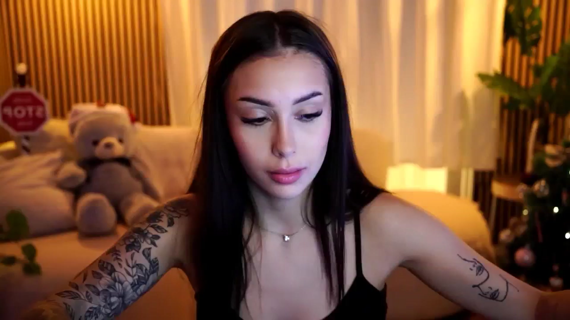 Gallery image thumbnail from Naomii18's myfreecams stream on, 12/27/2024, 15:08 image 6 of 20
