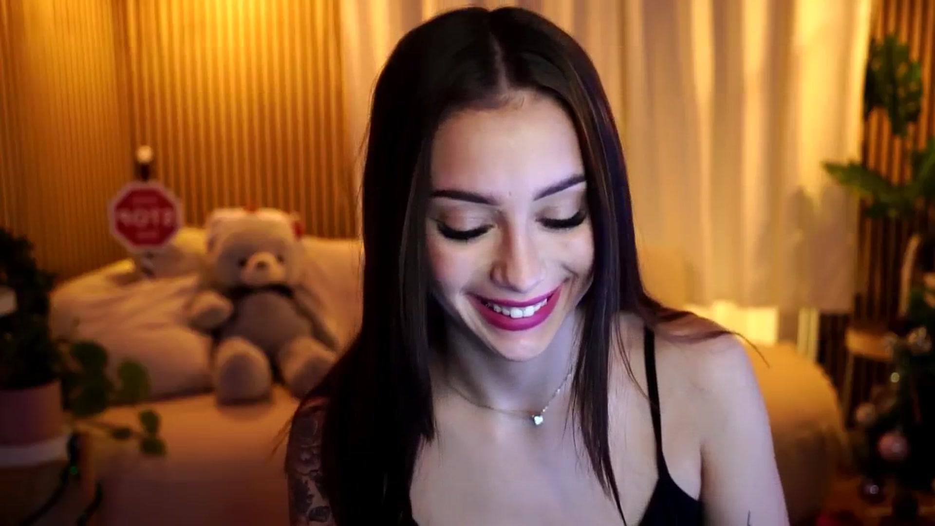Gallery image thumbnail from Naomii18's myfreecams stream on, 12/27/2024, 17:49 image 2 of 20