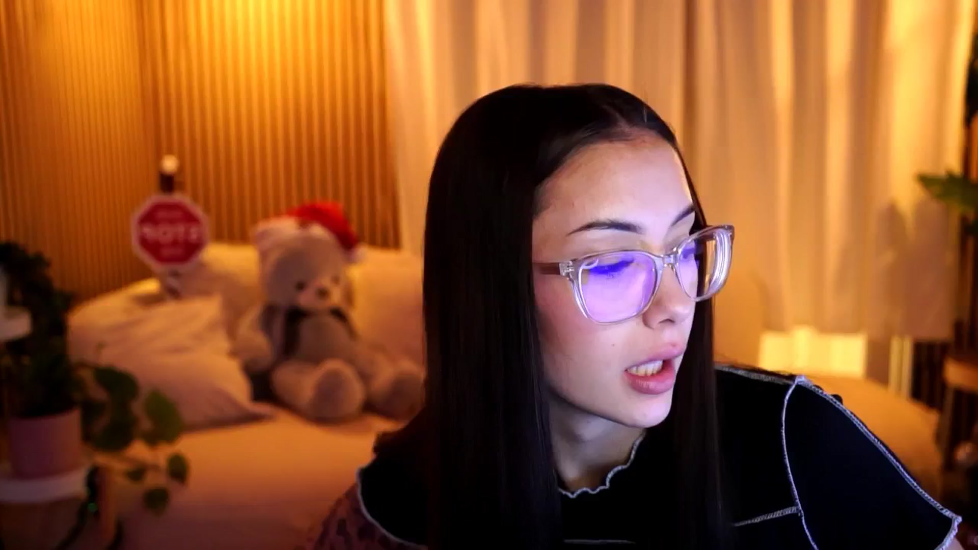 Gallery image thumbnail from Naomii18's myfreecams stream on, 12/28/2024, 16:47 image 1 of 20