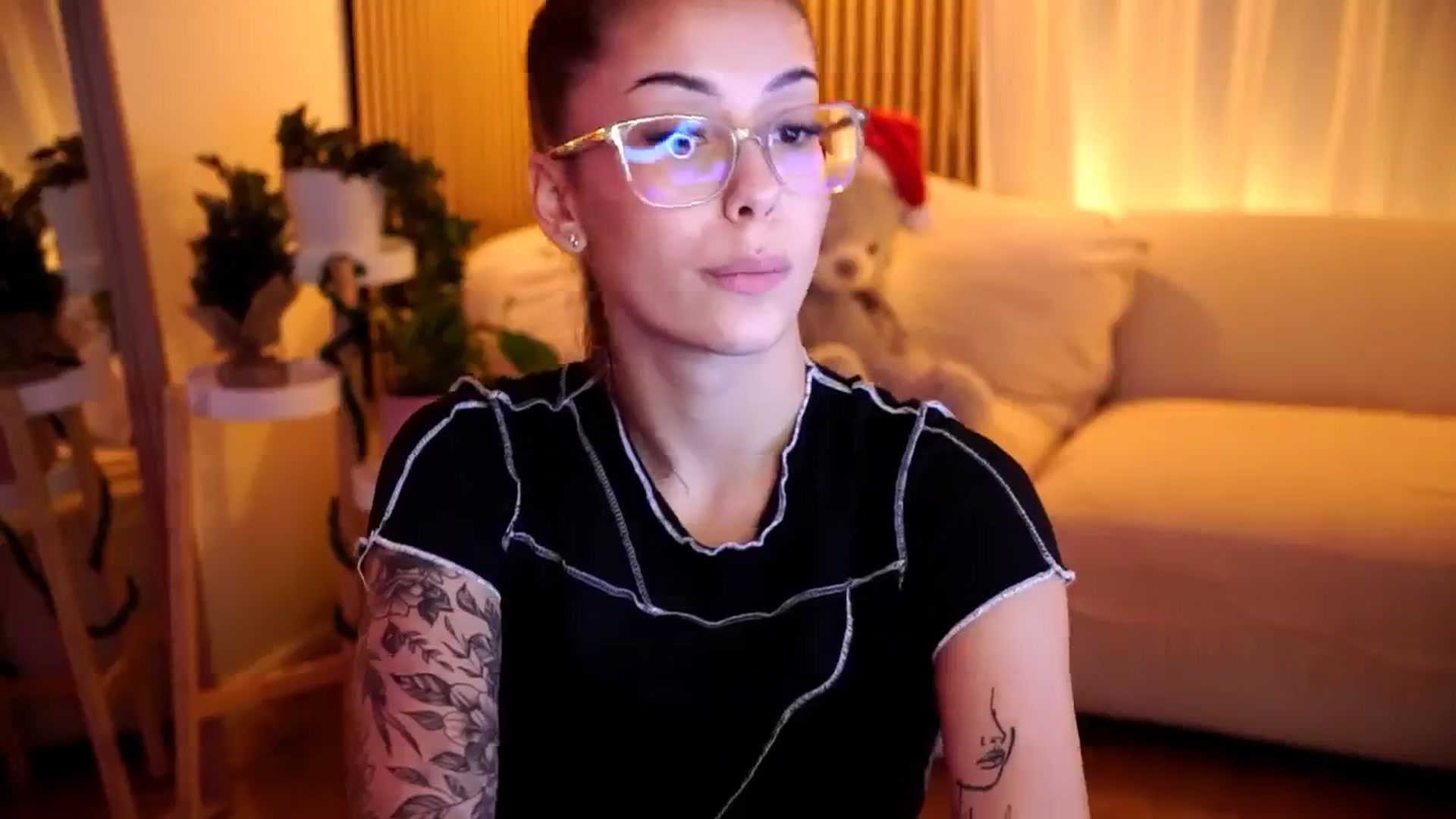 Gallery image thumbnail from Naomii18's myfreecams stream on, 12/28/2024, 18:41 image 15 of 20