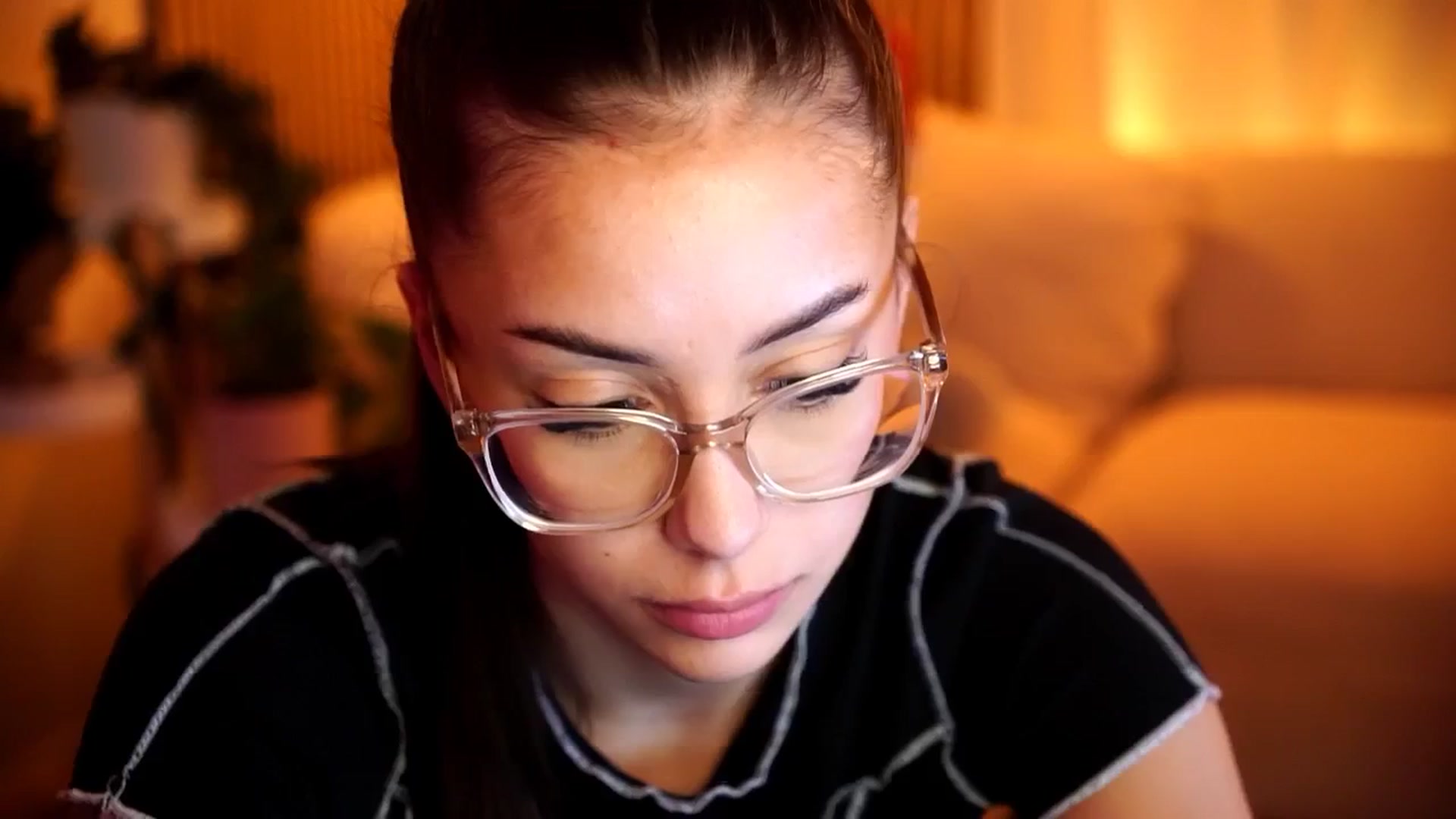 Gallery image thumbnail from Naomii18's myfreecams stream on, 12/28/2024, 18:41 image 14 of 20