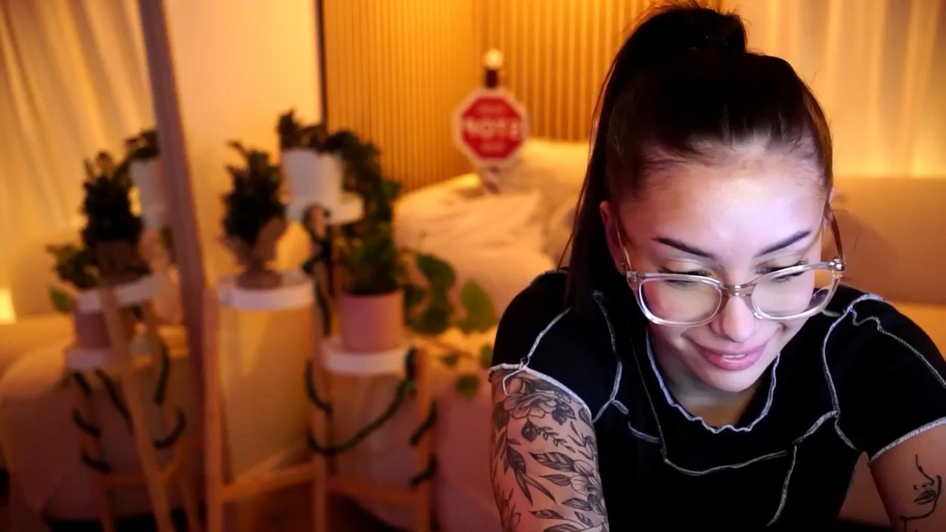 Gallery image thumbnail from Naomii18's myfreecams stream on, 12/28/2024, 18:41 image 16 of 20