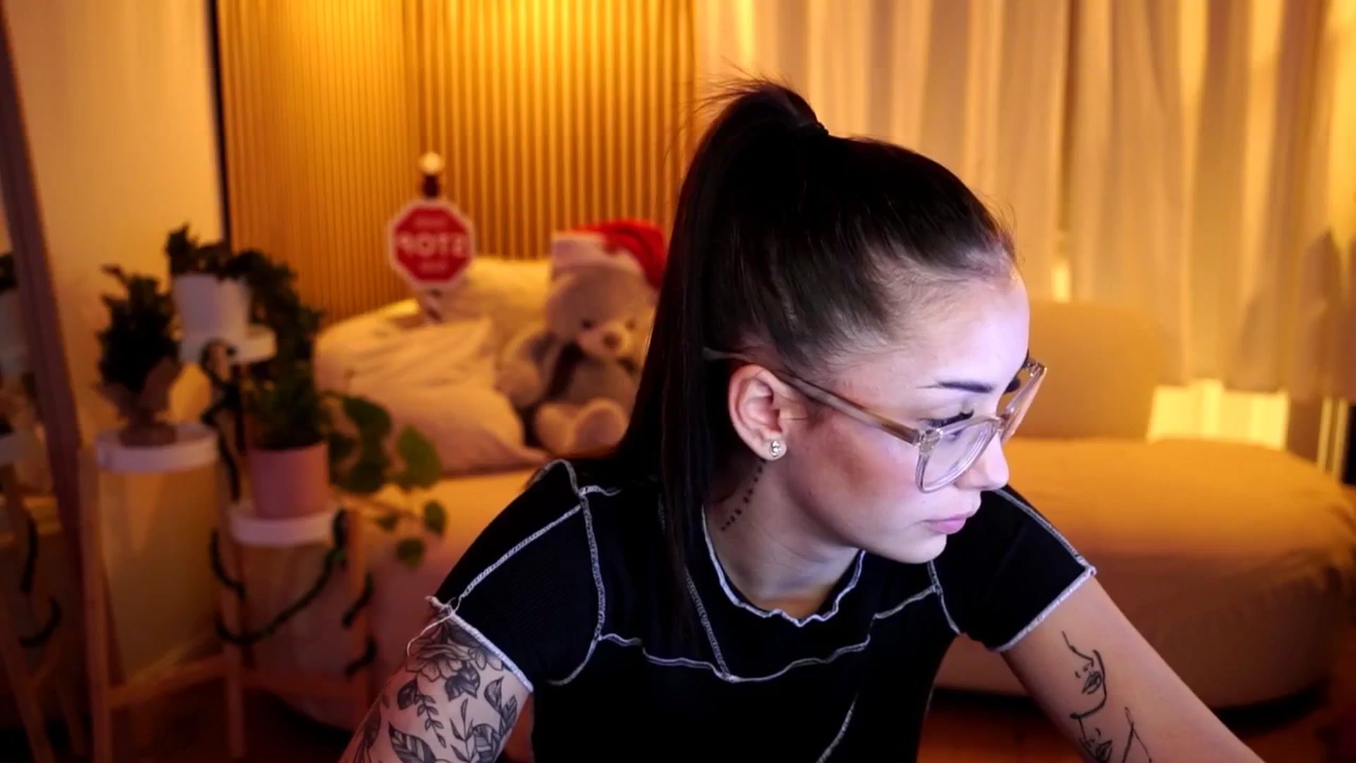 Gallery image thumbnail from Naomii18's myfreecams stream on, 12/28/2024, 18:41 image 12 of 20