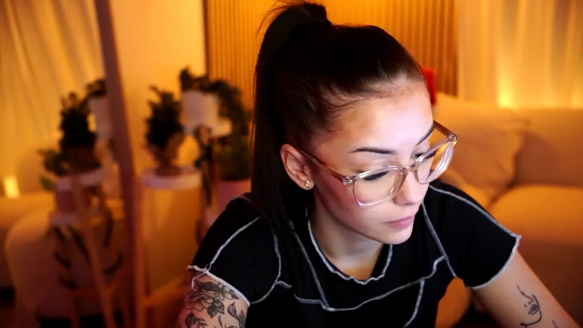 Gallery image thumbnail from Naomii18's myfreecams stream on, 12/28/2024, 18:41 image 17 of 20