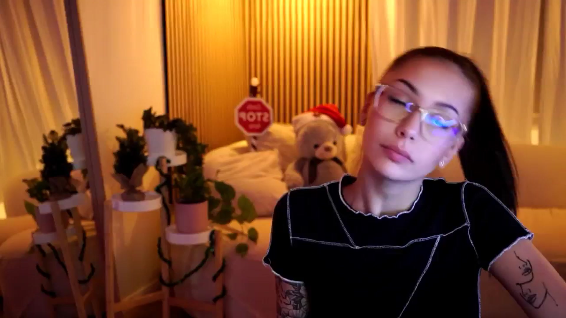 Gallery image thumbnail from Naomii18's myfreecams stream on, 12/28/2024, 18:41 image 4 of 20