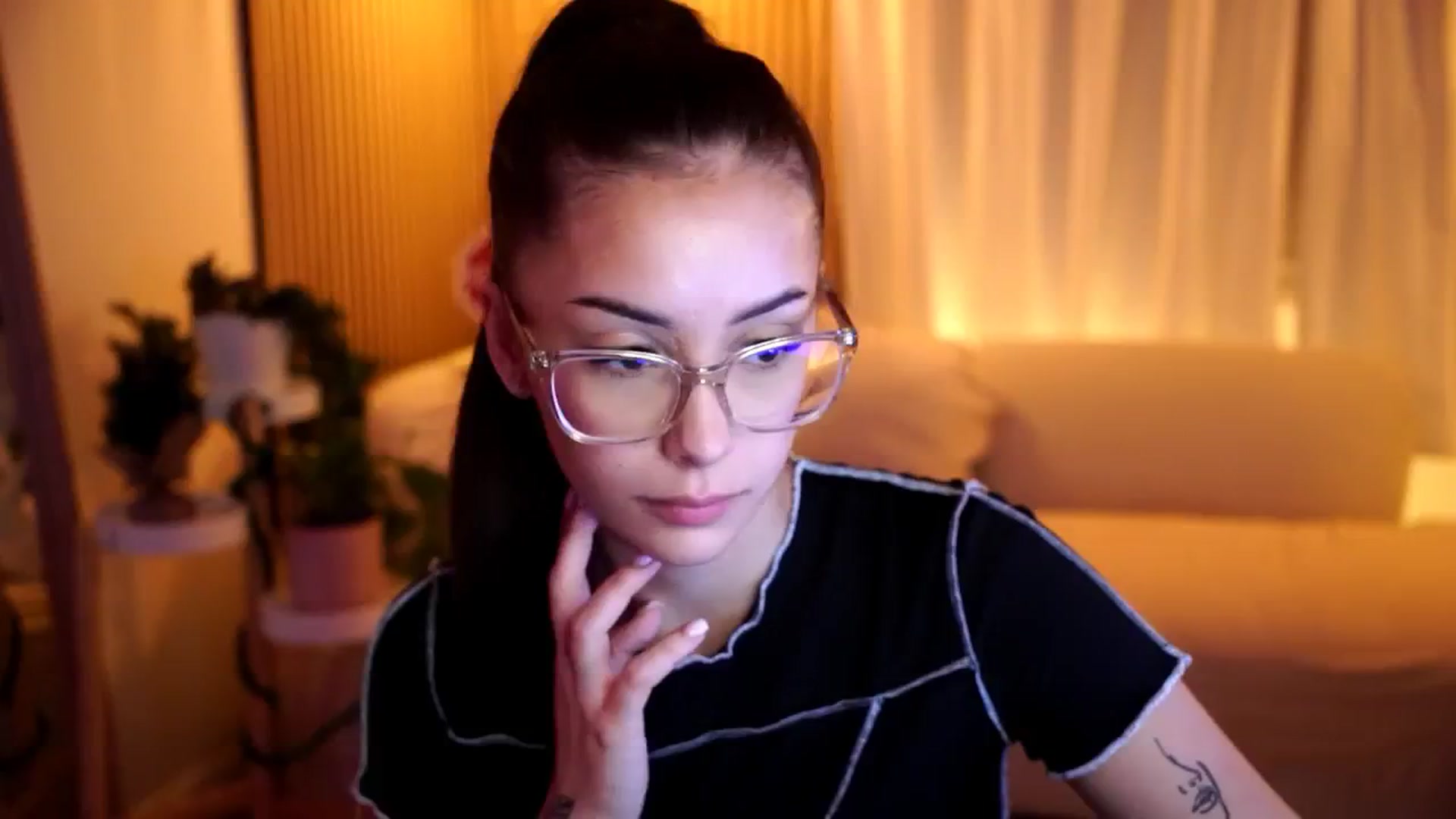 Gallery image thumbnail from Naomii18's myfreecams stream on, 12/28/2024, 18:41 image 9 of 20