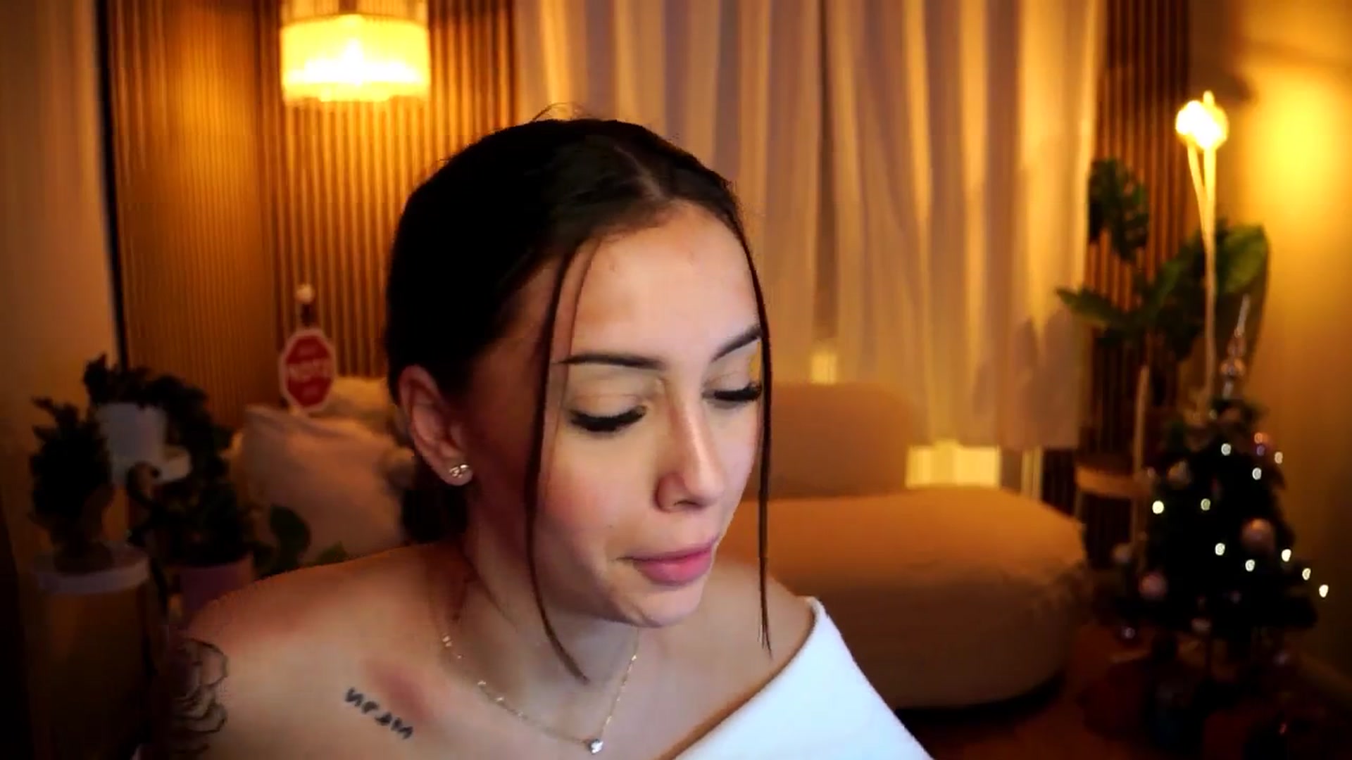 Gallery image thumbnail from Naomii18's myfreecams stream on, 12/30/2024, 08:49 image 11 of 20