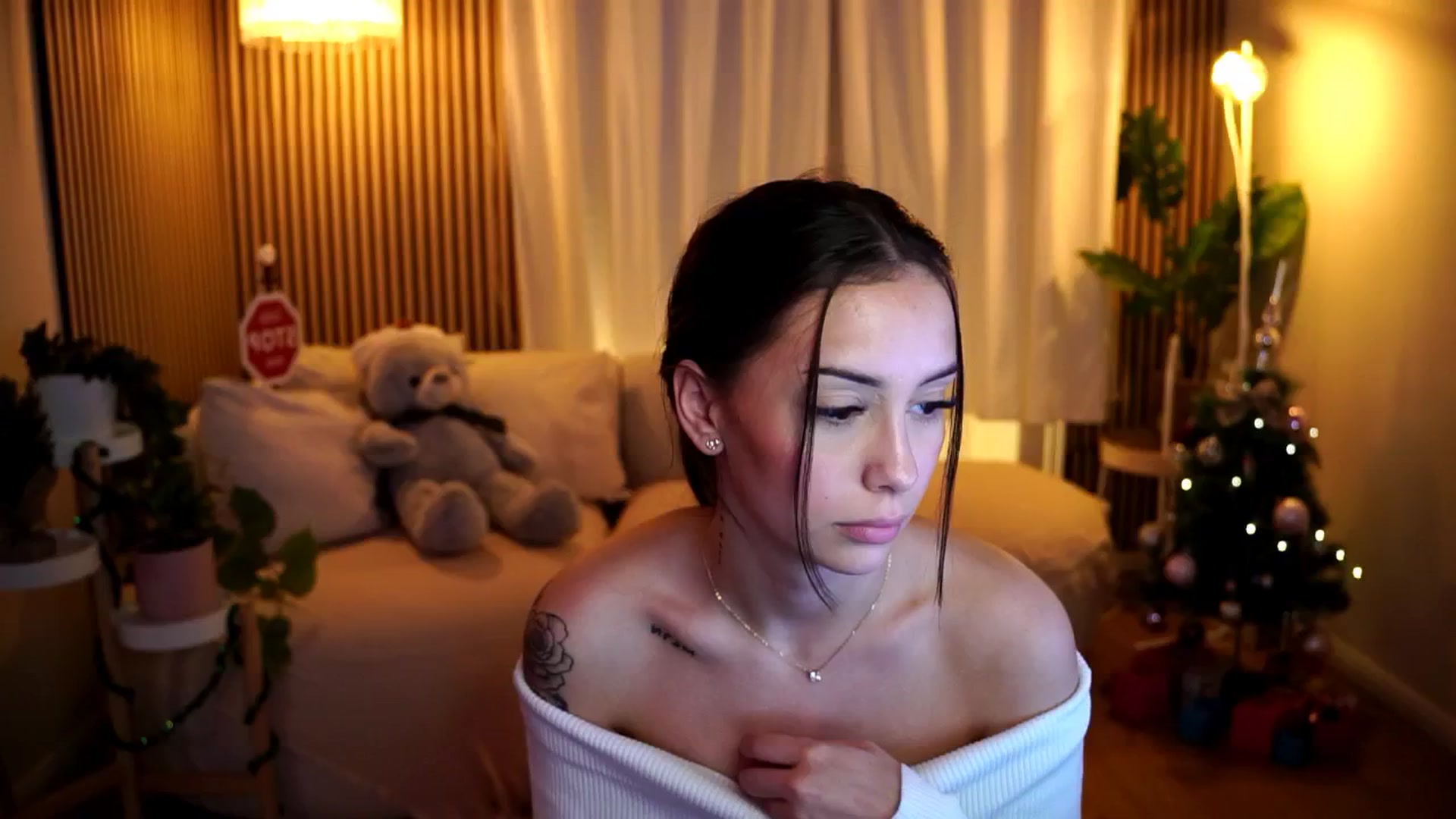 Gallery image thumbnail from Naomii18's myfreecams stream on, 12/30/2024, 08:49 image 1 of 20