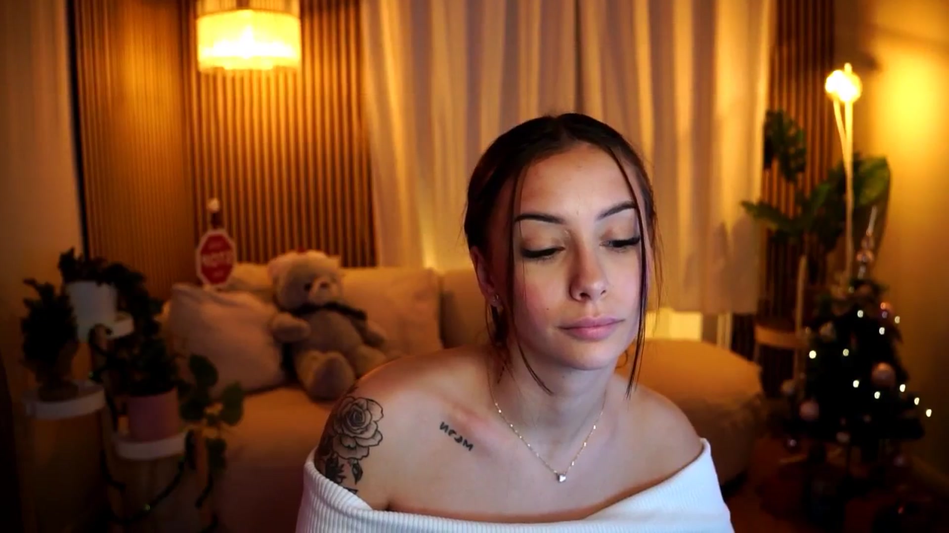 Gallery image thumbnail from Naomii18's myfreecams stream on, 12/30/2024, 08:49 image 12 of 20