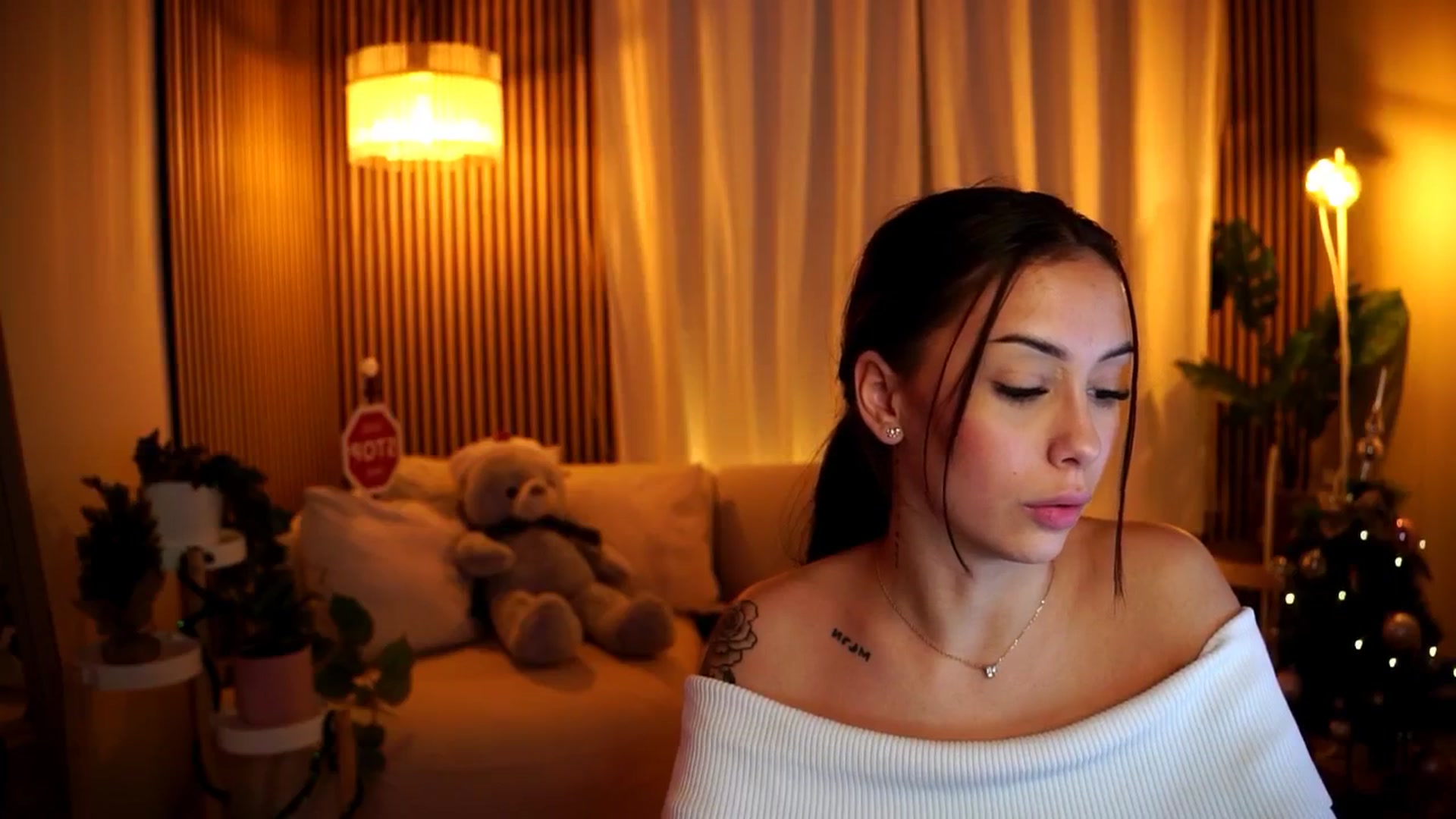 Gallery image thumbnail from Naomii18's myfreecams stream on, 12/30/2024, 08:49 image 8 of 20