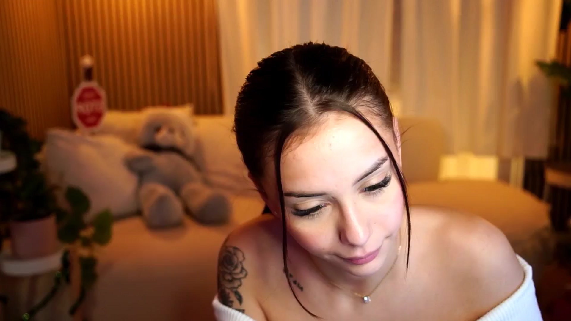 Gallery image thumbnail from Naomii18's myfreecams stream on, 12/30/2024, 10:42 image 6 of 20