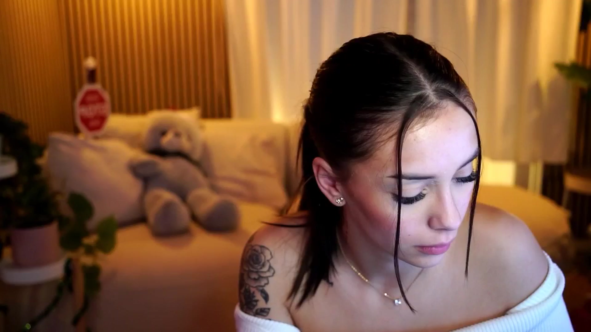 Gallery image thumbnail from Naomii18's myfreecams stream on, 12/30/2024, 10:42 image 8 of 20