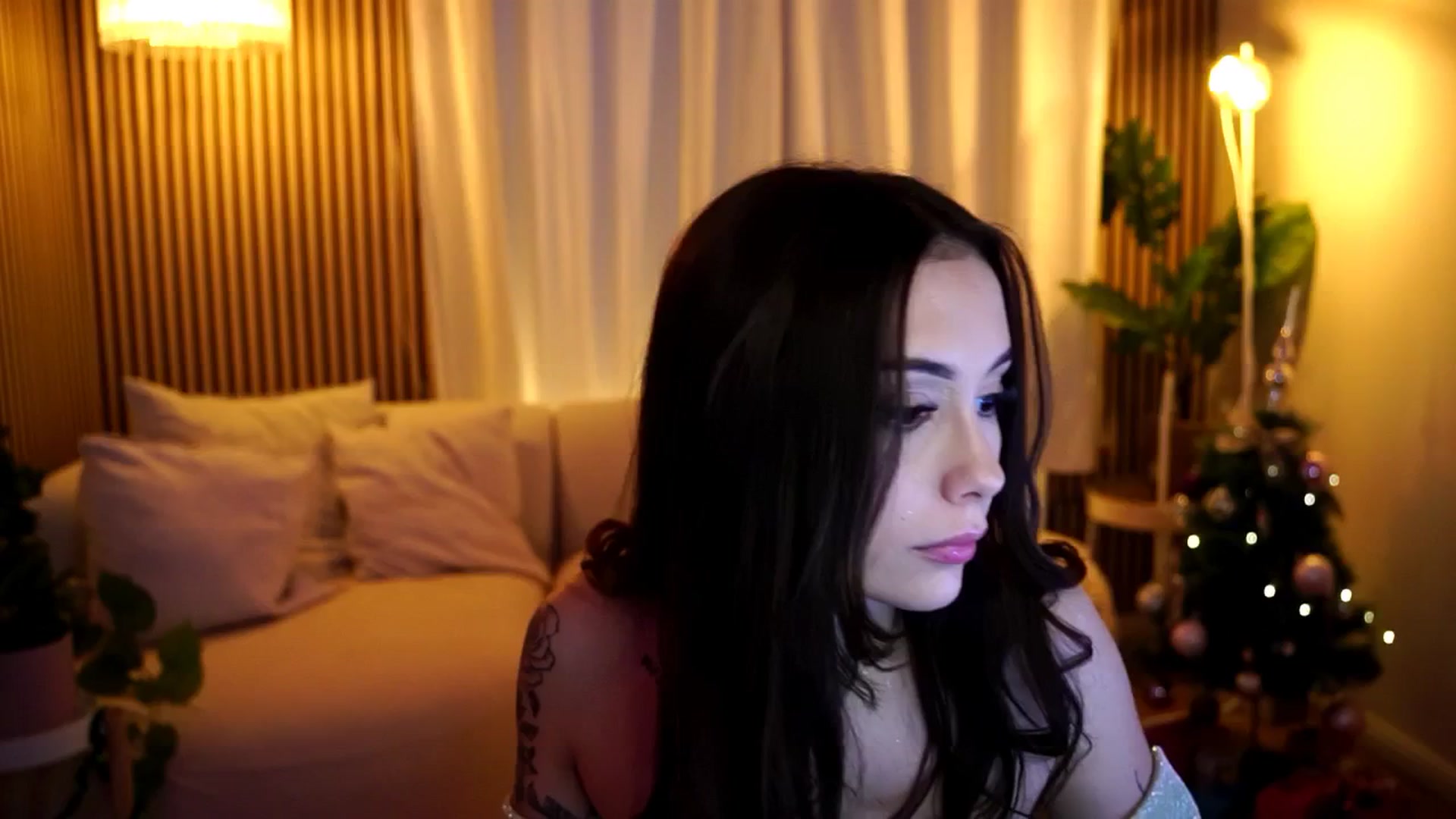 Gallery image thumbnail from Naomii18's myfreecams stream on, 12/31/2024, 11:36 image 20 of 20