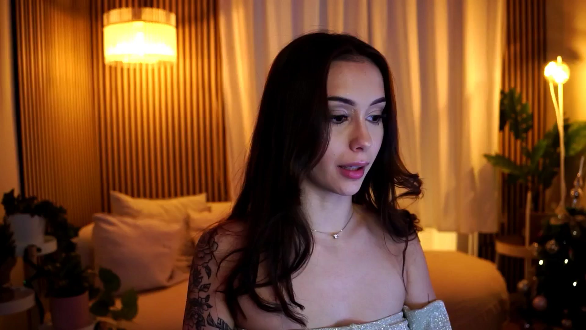 Gallery image thumbnail from Naomii18's myfreecams stream on, 12/31/2024, 11:36 image 12 of 20