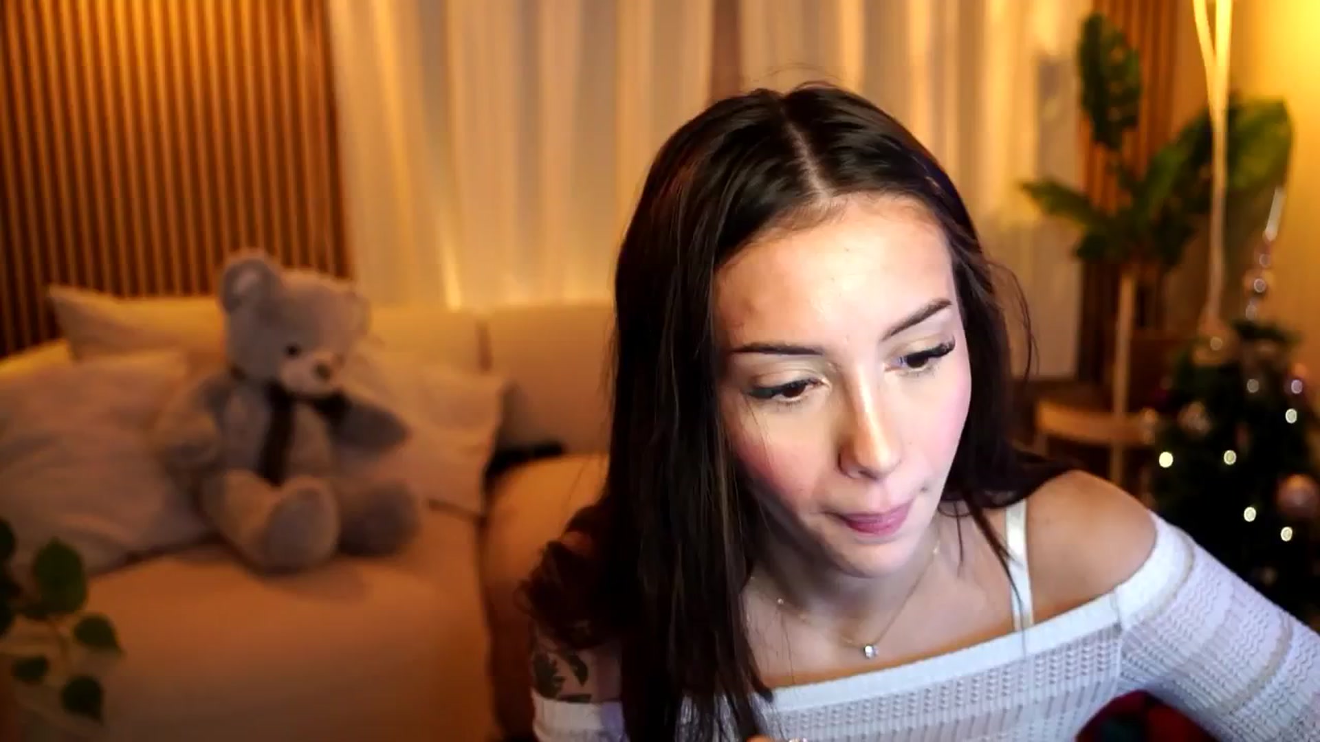 Gallery image thumbnail from Naomii18's myfreecams stream on, 01/04/2025, 15:45 image 6 of 20