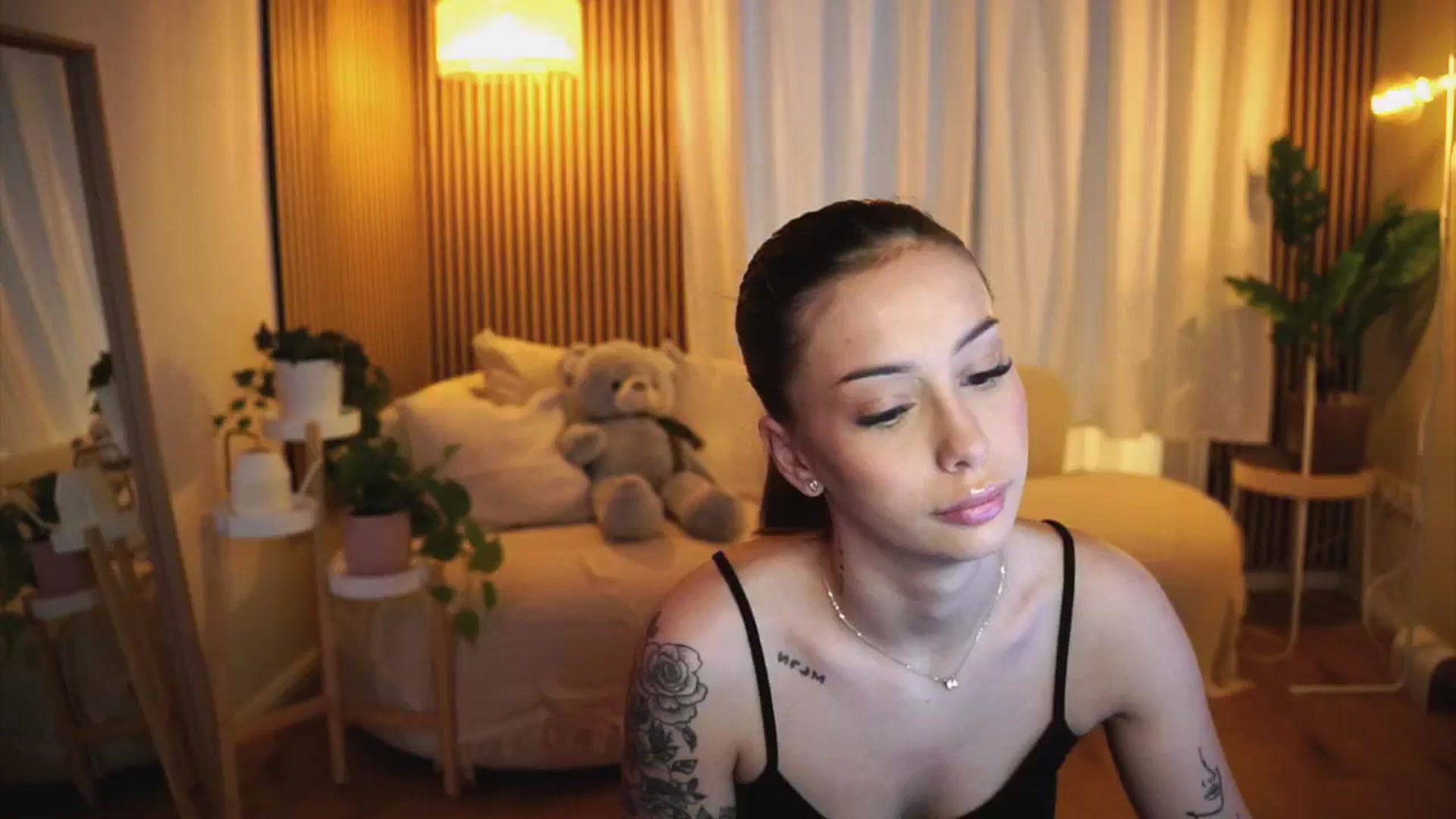Gallery image thumbnail from Naomii18's myfreecams stream on, 01/18/2025, 13:39 image 1 of 20