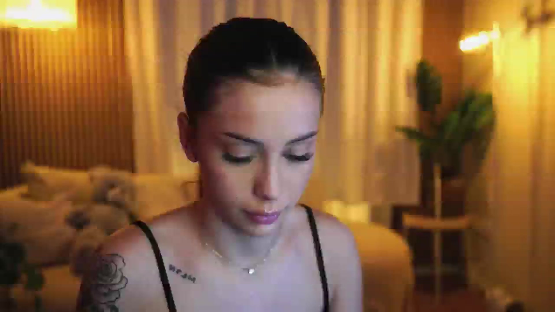 Gallery image thumbnail from Naomii18's myfreecams stream on, 01/18/2025, 15:06 image 15 of 20