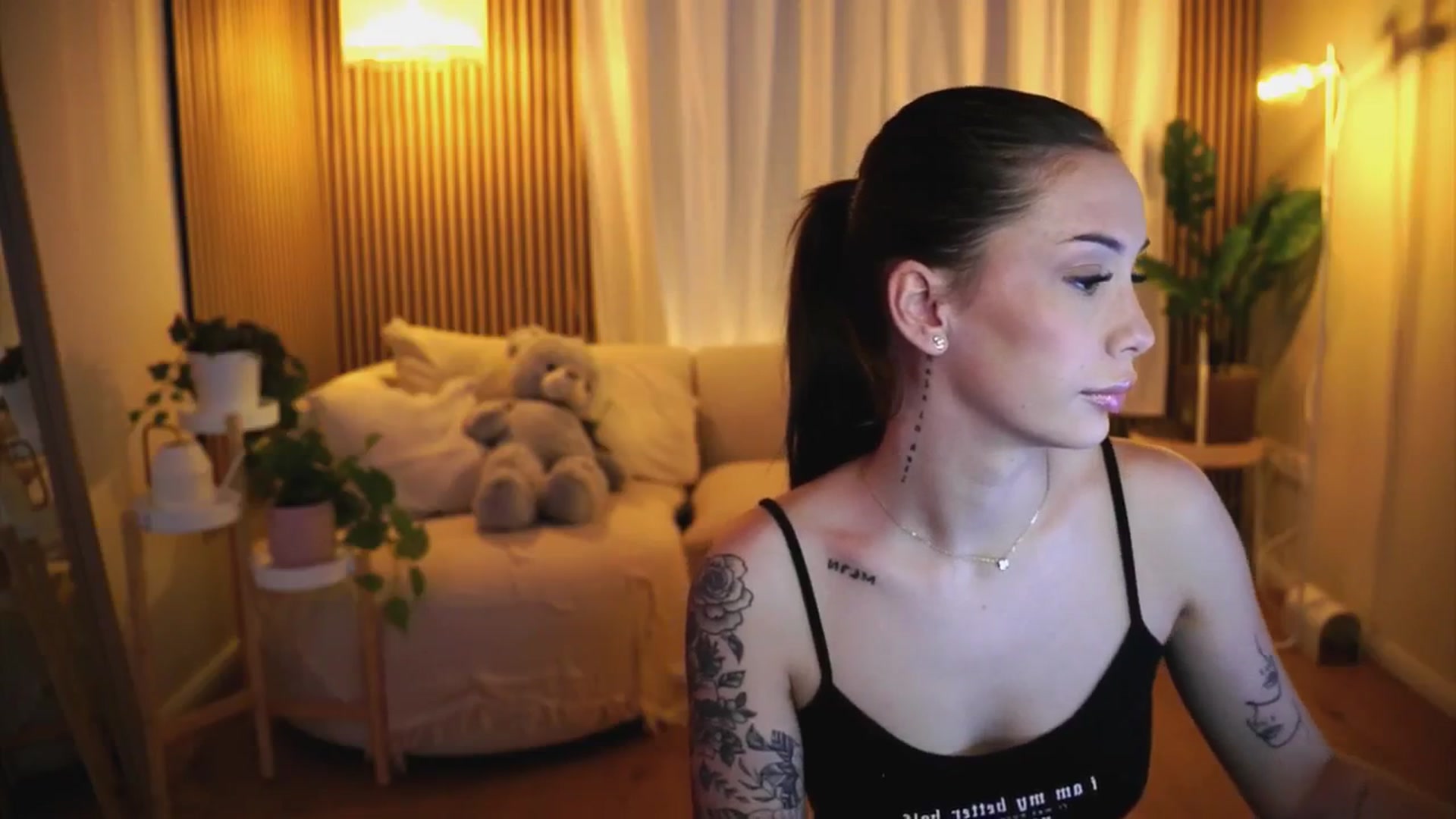 Gallery image thumbnail from Naomii18's myfreecams stream on, 01/18/2025, 15:06 image 3 of 20