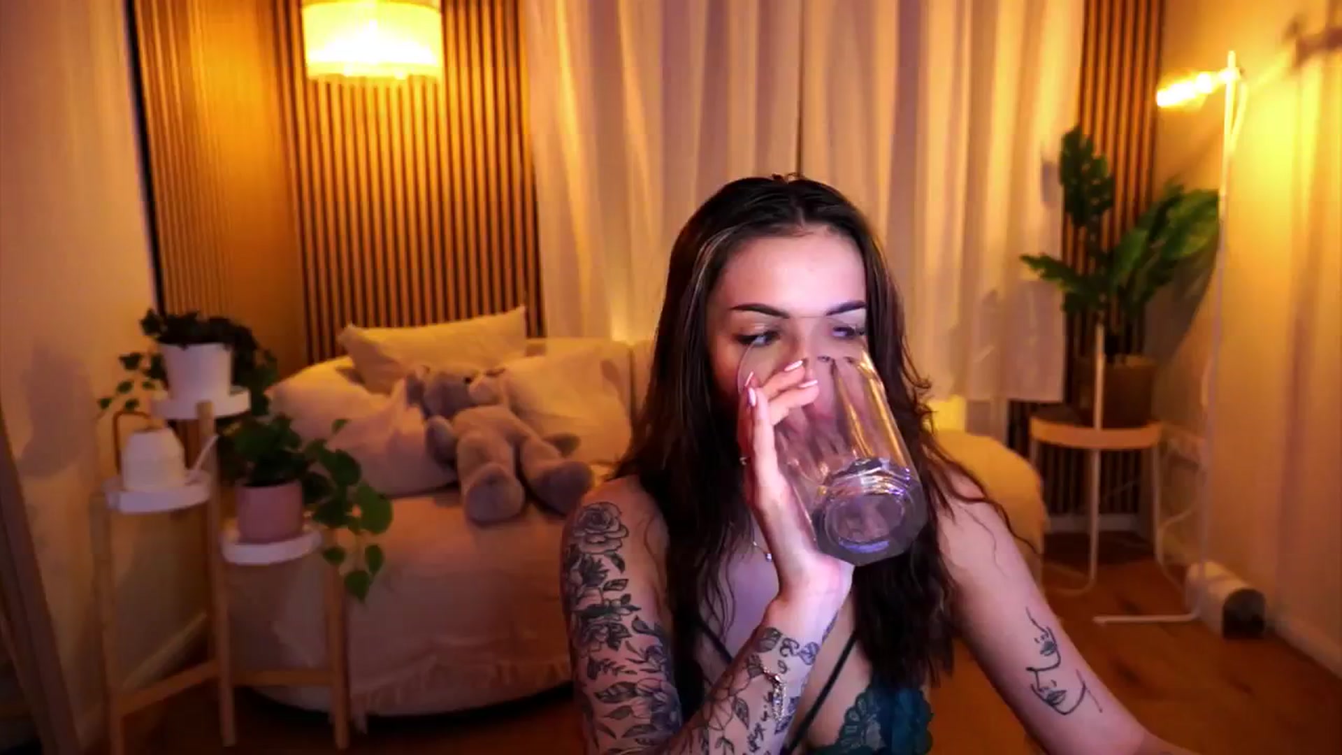 Gallery image thumbnail from Naomii18's myfreecams stream on, 01/19/2025, 19:04 image 10 of 20