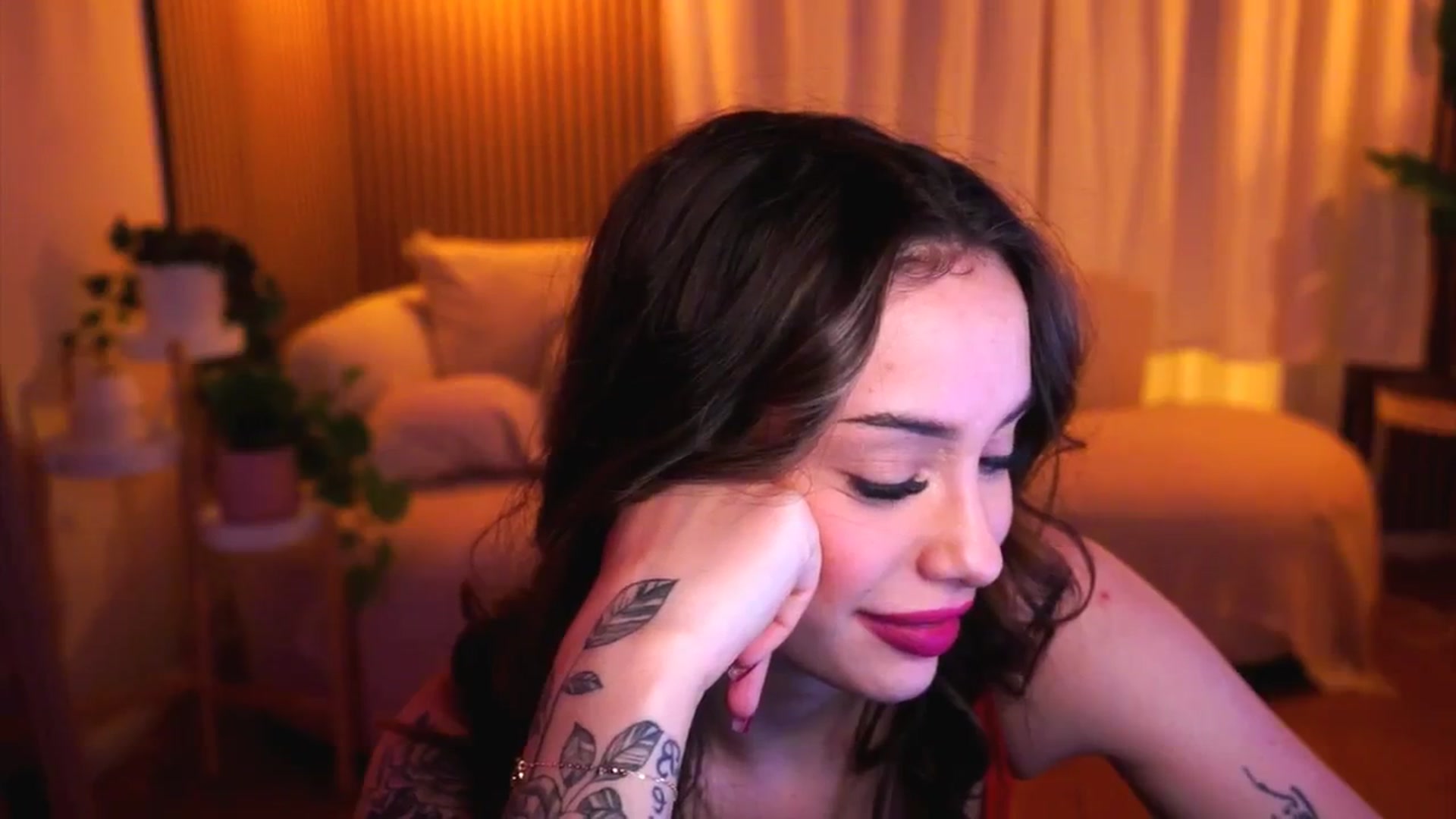 Gallery image thumbnail from Naomii18's myfreecams stream on, 01/22/2025, 18:13 image 12 of 20