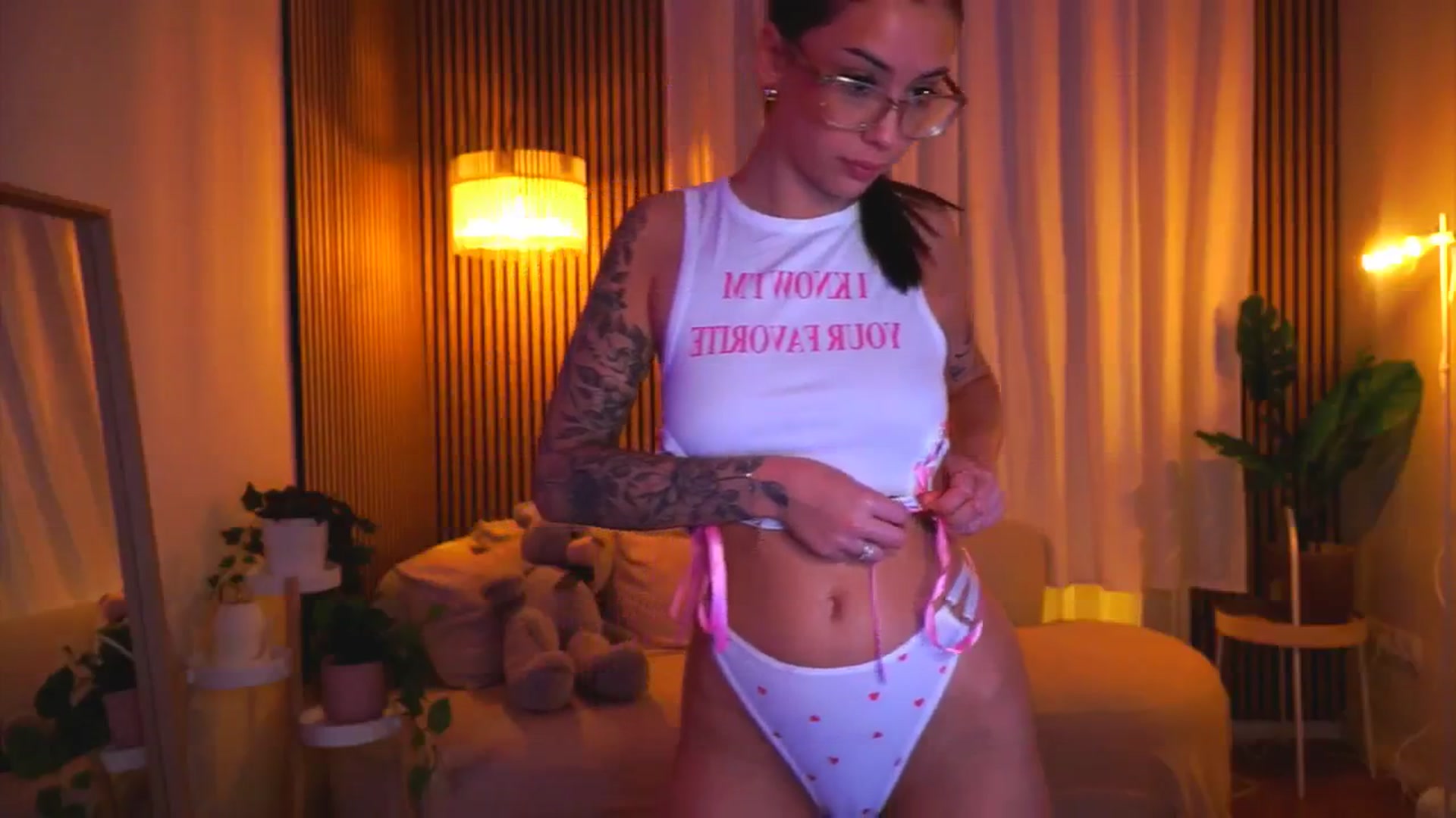 Gallery image thumbnail from Naomii18's myfreecams stream on, 01/26/2025, 17:25 image 6 of 20