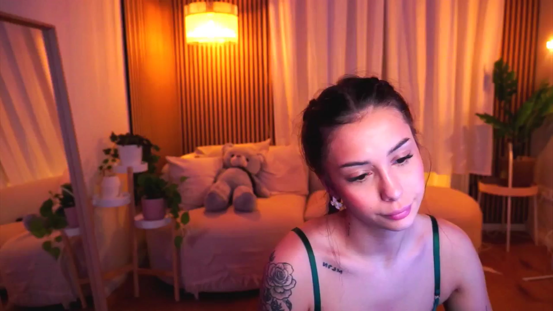 Gallery image thumbnail from Naomii18's myfreecams stream on, 01/27/2025, 16:28 image 17 of 20